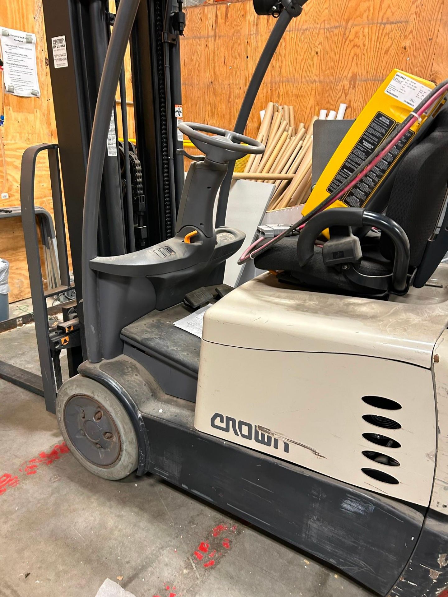 CROWN SC 5200 SERIES ELECTRIC FORKLIFT - Image 2 of 7