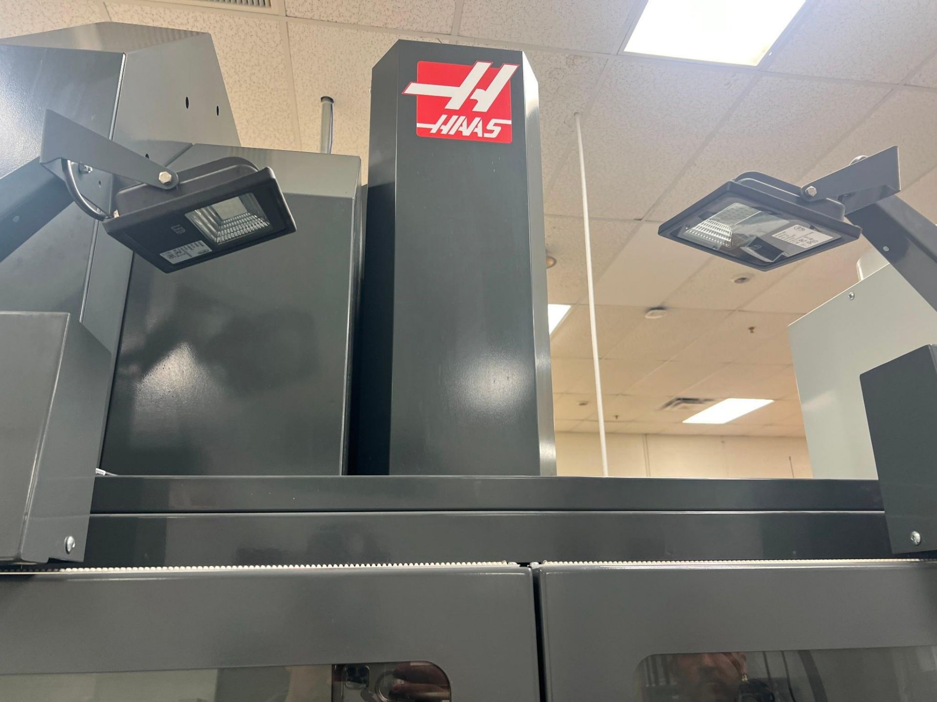 HAAS VF-2SSYT VMC, 2021 - TSC, WIPS, 50+1 SIDE-MOUNT TOOL CHANGER, 4TH AXIS, HSM AND MORE - Image 5 of 13