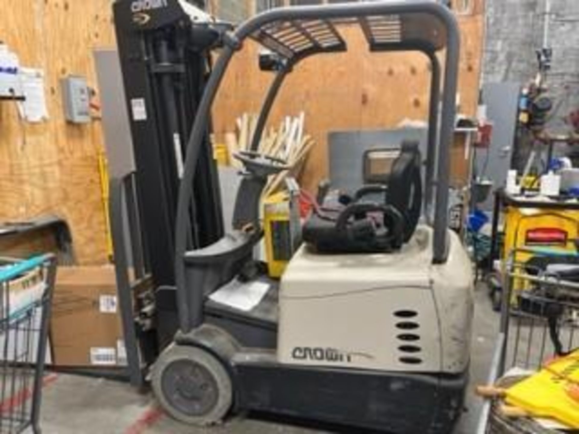 CROWN SC 5200 SERIES ELECTRIC FORKLIFT