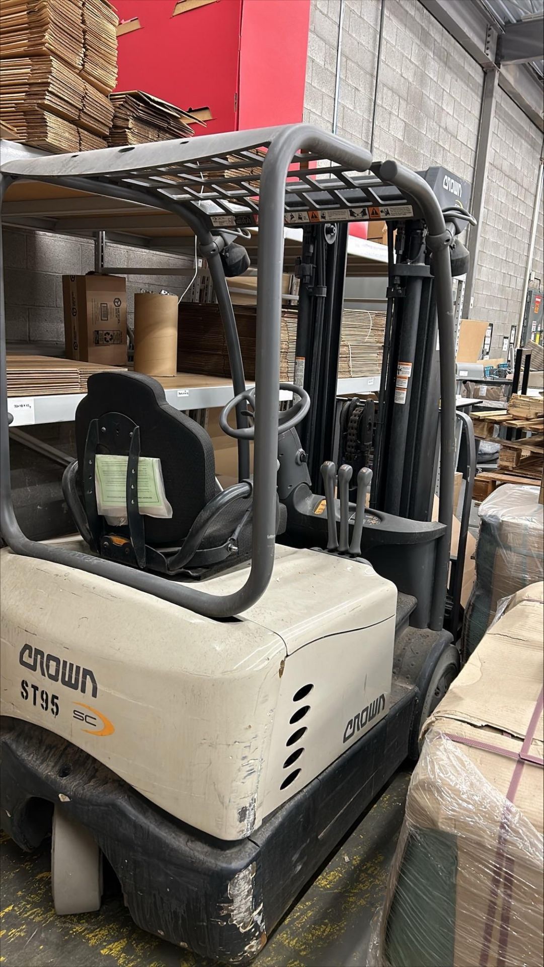 CROWN SC 5200 SERIES ELECTRIC FORKLIFT