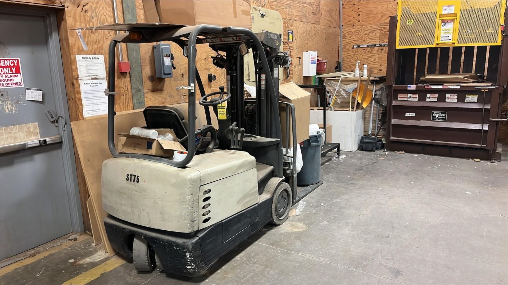 CROWN SC 4000 SERIES ELECTRIC FORKLIFT