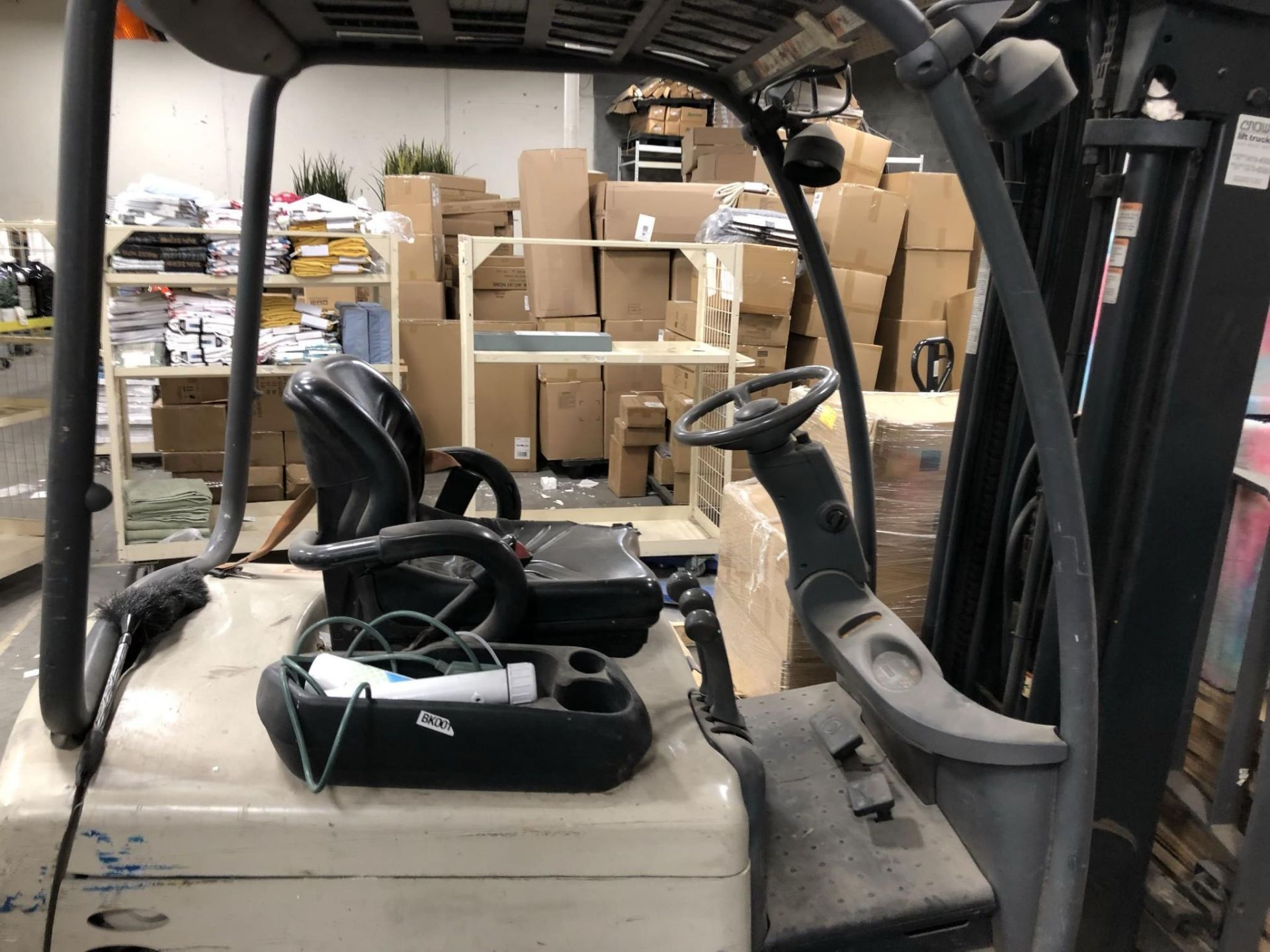 CROWN SC SERIES ELECTRIC FORKLIFT - Image 2 of 5