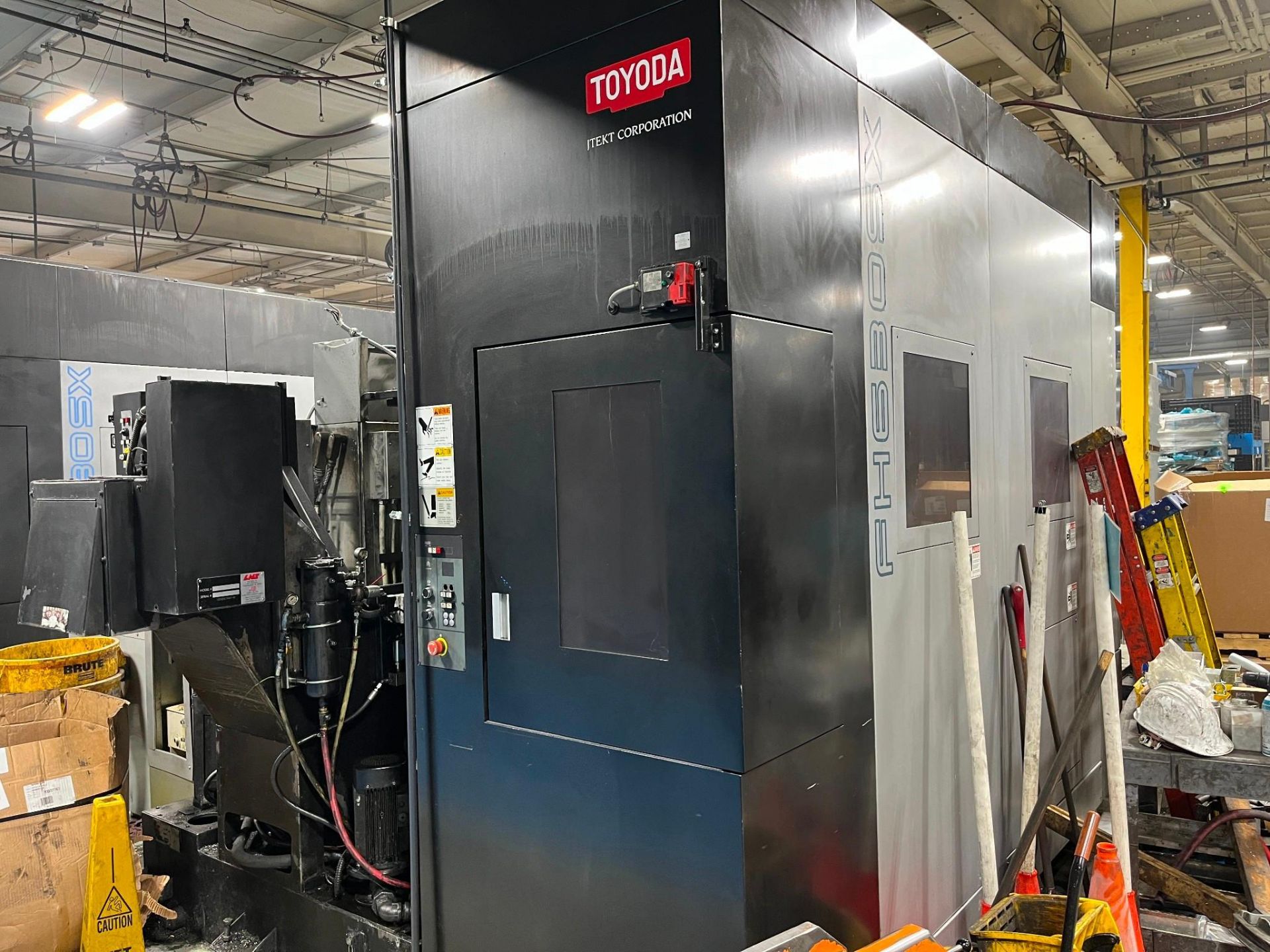 TOYODA FH630SX HMC, 2014 - SPINDLE CHILLER, MAGAZINE, SKID OF SHEET METAL, TRANSFORMER, COOLANT TANK - Image 3 of 10