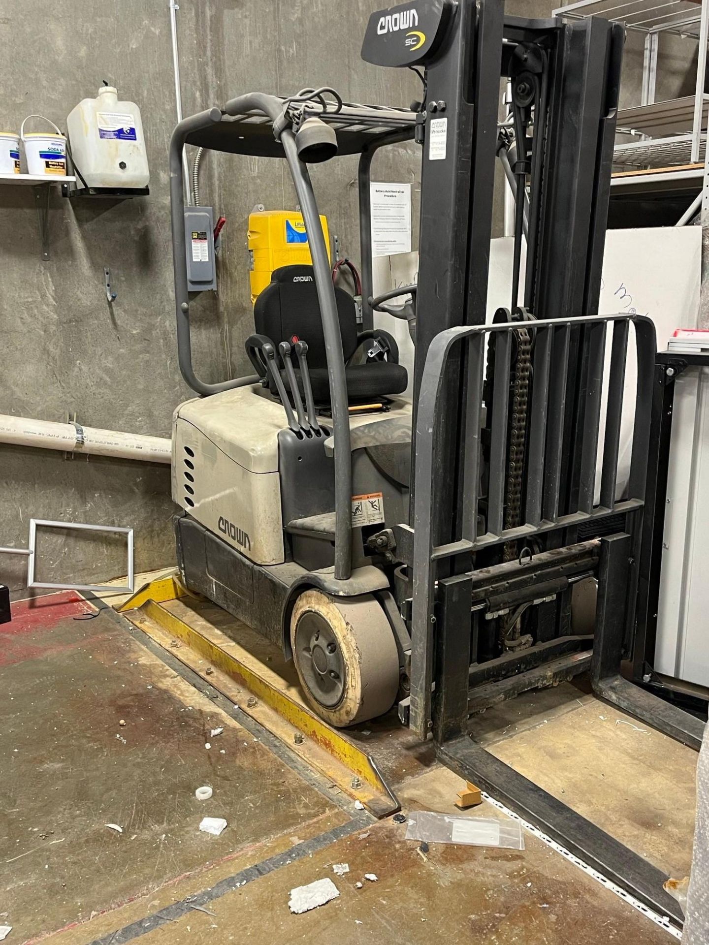 CROWN SC 5200 SERIES ELECTRIC FORKLIFT