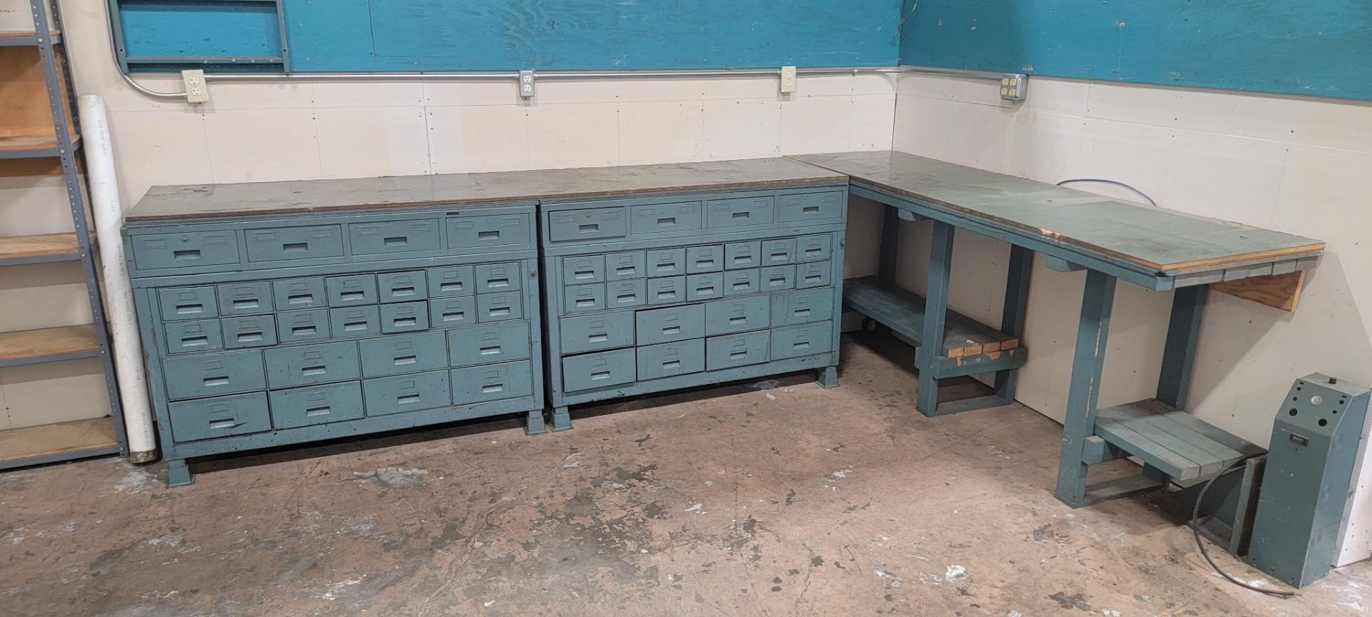 STEEL WORKBENCHES WITH DRAWERS