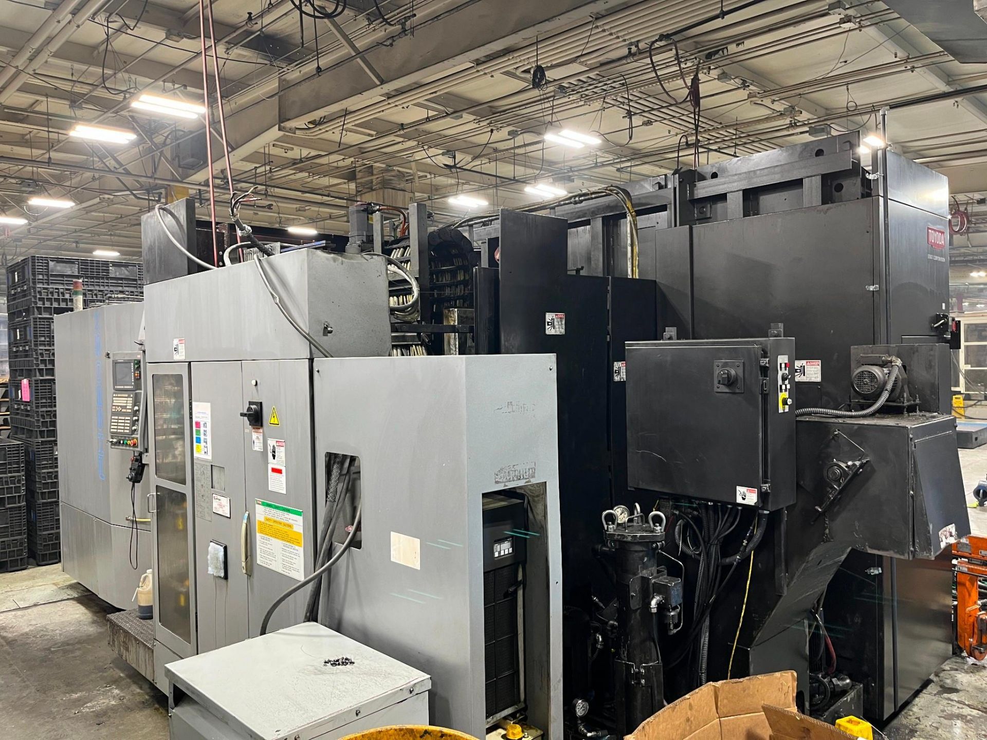 TOYODA FH630SX HMC, 2014 - SPINDLE CHILLER, MAGAZINE, SKID OF SHEET METAL, TRANSFORMER, COOLANT TANK - Image 2 of 10