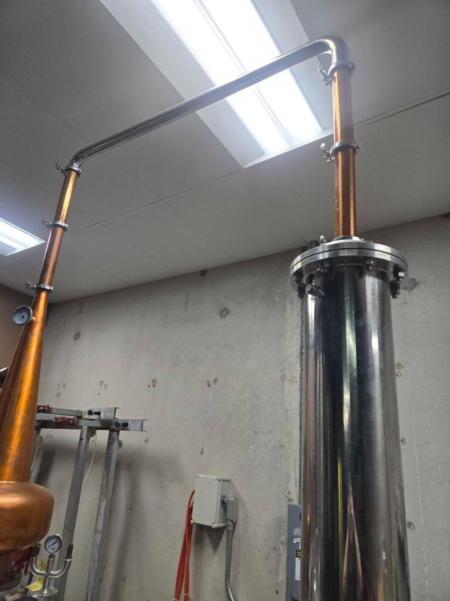 STAINLESS STEEL ELECTRIC POT STILL W/ COPPER ALEMBIC & CONDENSER APPROX. 300 GALLONS - Image 7 of 23