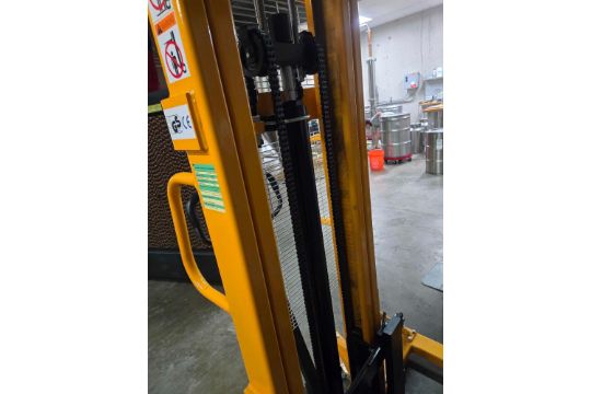 GS SERVICES SDJSA 1000 MANUAL HYDRAULIC STACKER, 2200 LBS CAPACITY - Image 5 of 11