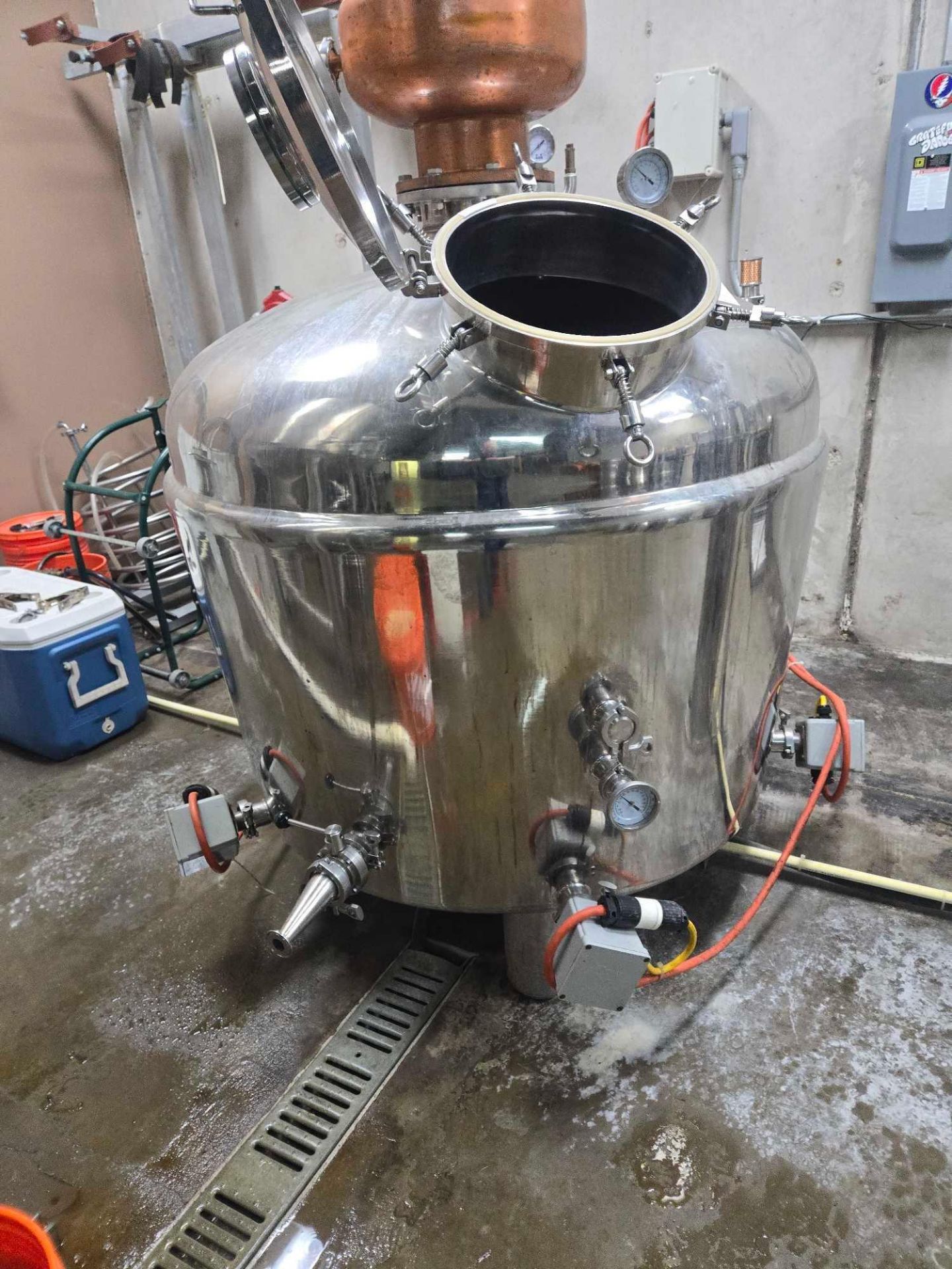 STAINLESS STEEL ELECTRIC POT STILL W/ COPPER ALEMBIC & CONDENSER APPROX. 300 GALLONS - Image 4 of 23