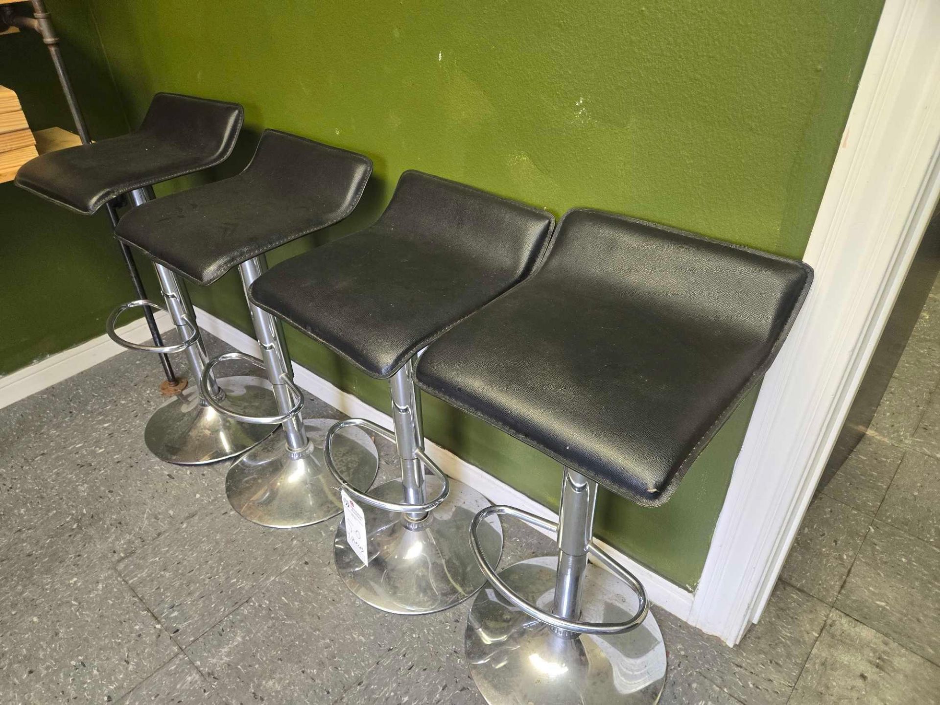 (4) STOOLS - Bild 3 aus 4