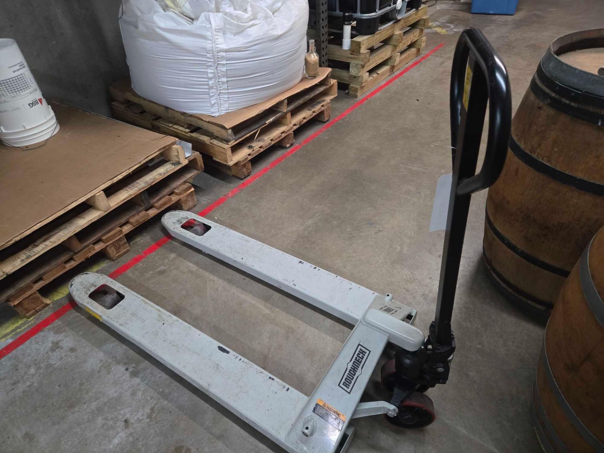 NORTHERN TOOL ROUGHNECK PALLET JACK, 4,400 LBS CAPACITY - Image 3 of 8