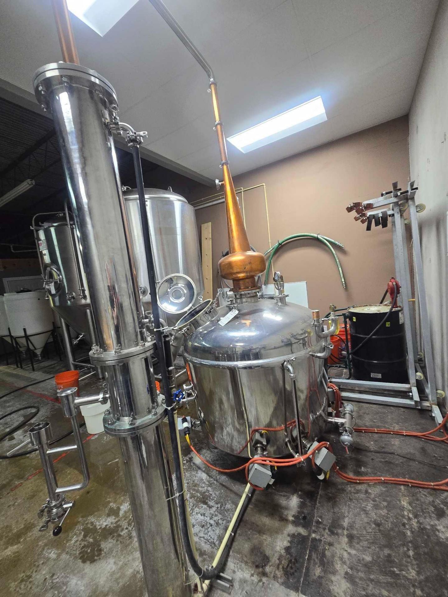 STAINLESS STEEL ELECTRIC POT STILL W/ COPPER ALEMBIC & CONDENSER APPROX. 300 GALLONS - Image 9 of 23