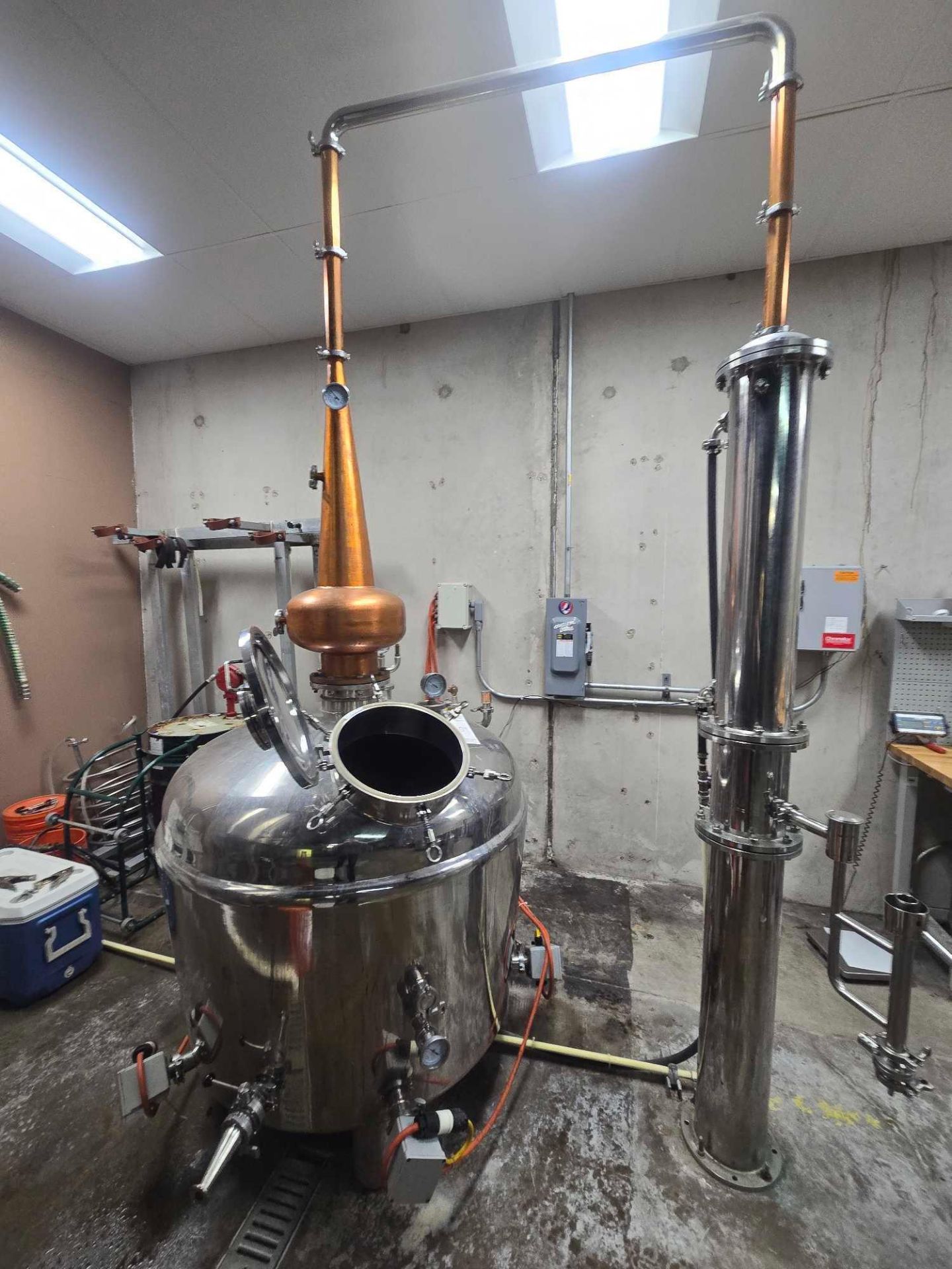 STAINLESS STEEL ELECTRIC POT STILL W/ COPPER ALEMBIC & CONDENSER APPROX. 300 GALLONS - Image 2 of 23