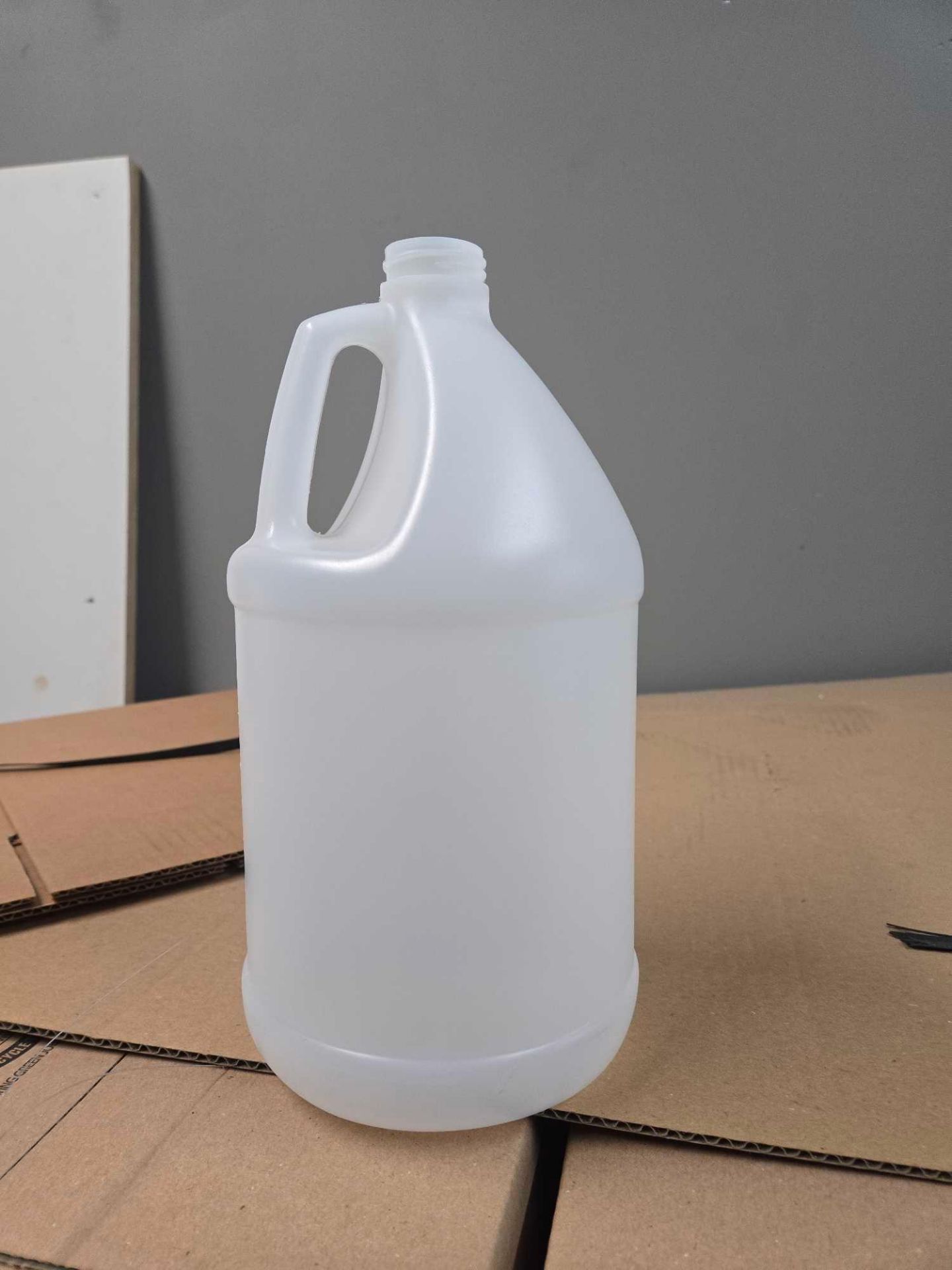 BULK PLASTIC 1 GALLON JUGS W/LIDS 3 SKIDS TOTAL - Image 4 of 12