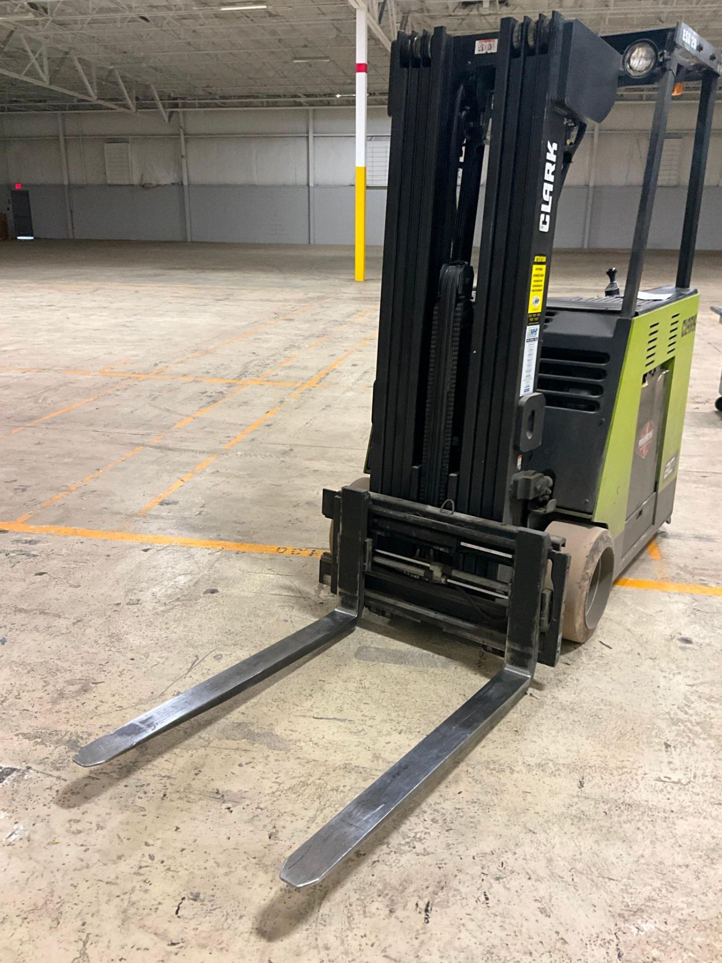 CLARK ESX 20 2400 LBS ELECTRIC FORKLIFT - Image 3 of 10