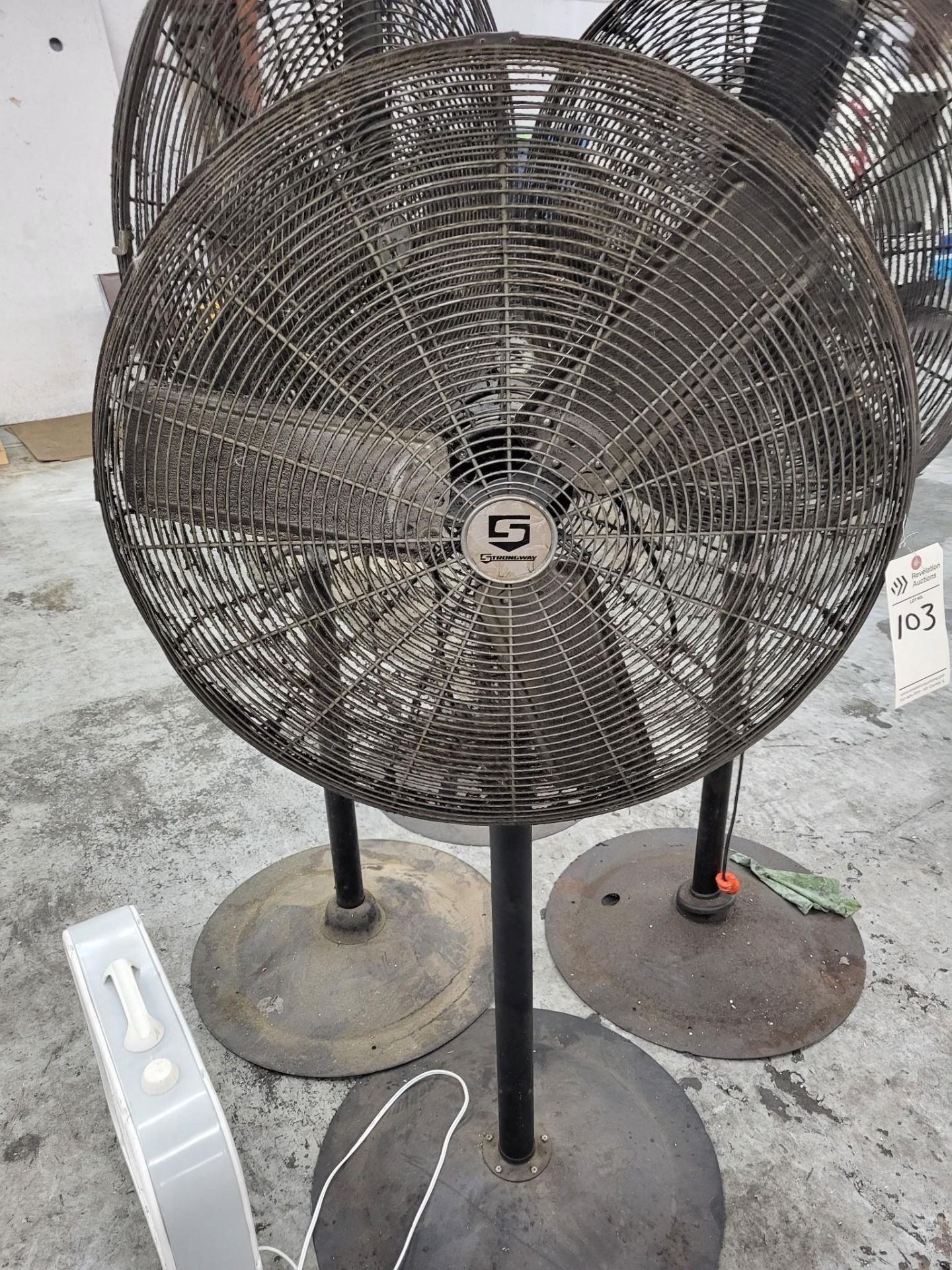 (4) STAND FANS & (1) BOX FAN - Image 2 of 6