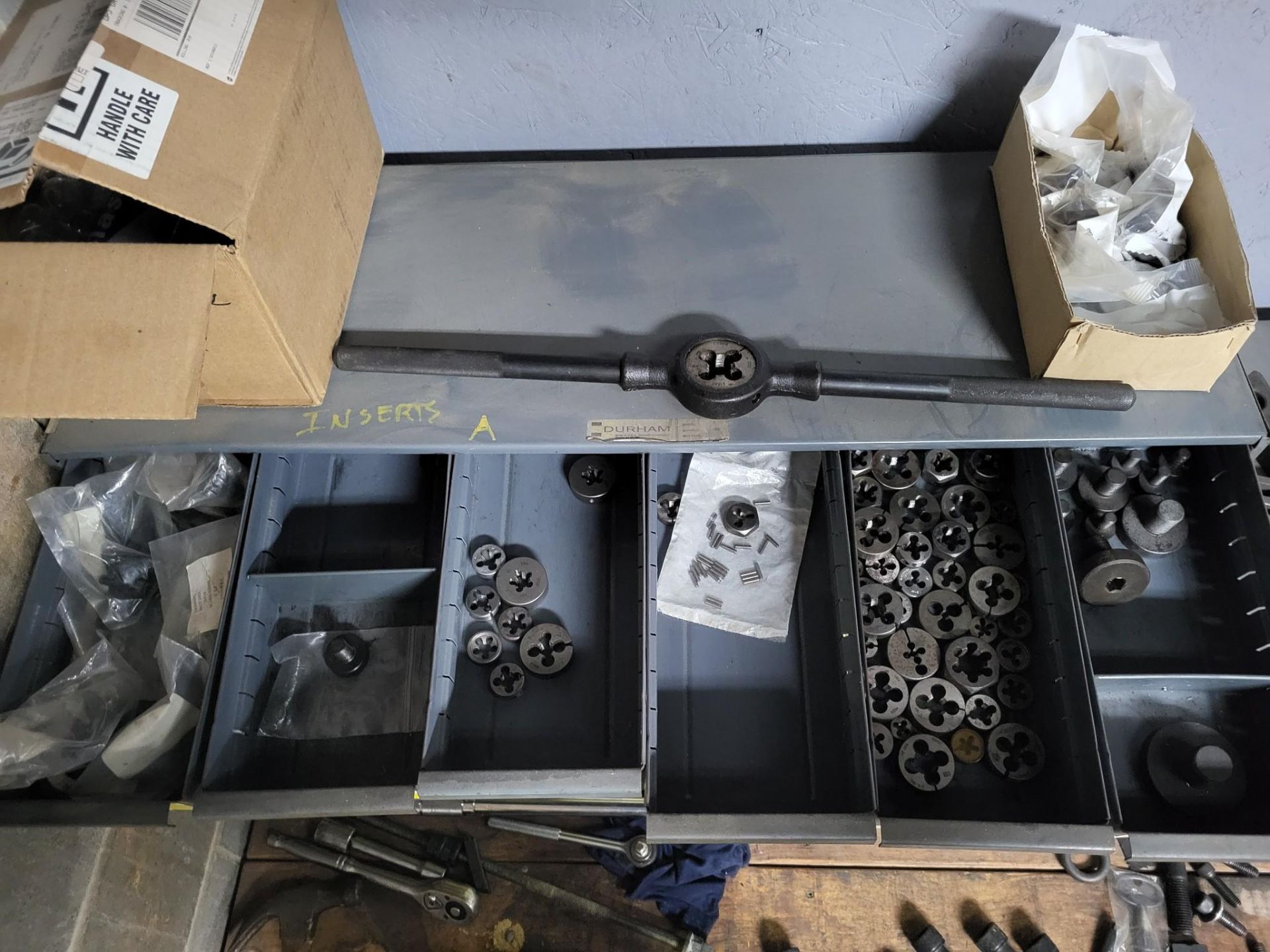 LARGE LOT OF MILLING TOOLS, TAPS, CARBIDE INSERTS, SETUP HARDWARE AND HAND TOOLS - Image 10 of 24