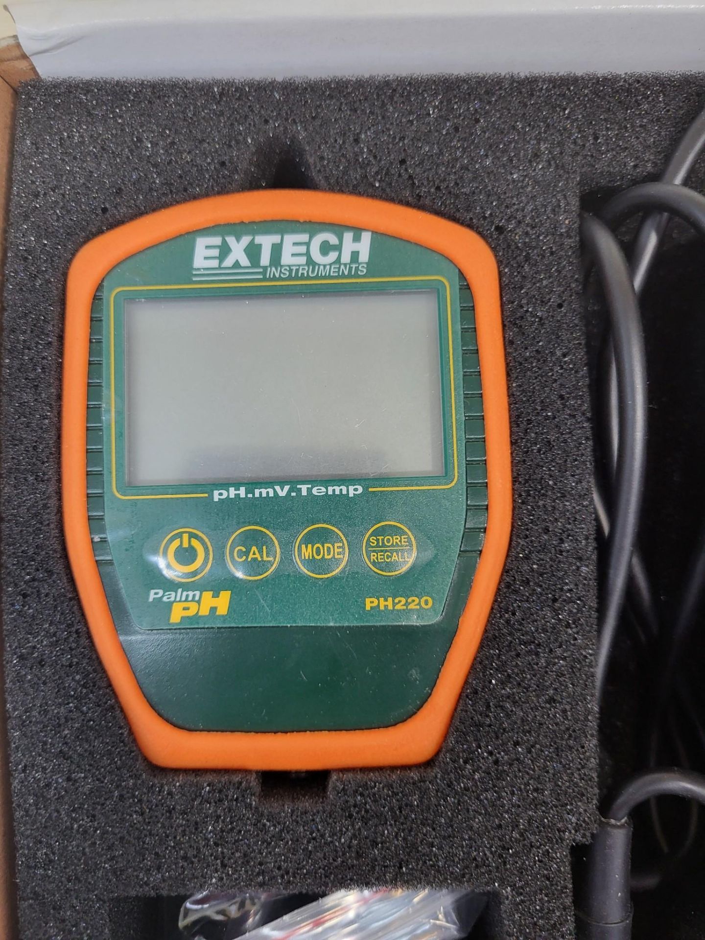 EXTECH PH220-C PH METER, PALM PH WITH CABLED ELECTRODE - Image 2 of 3