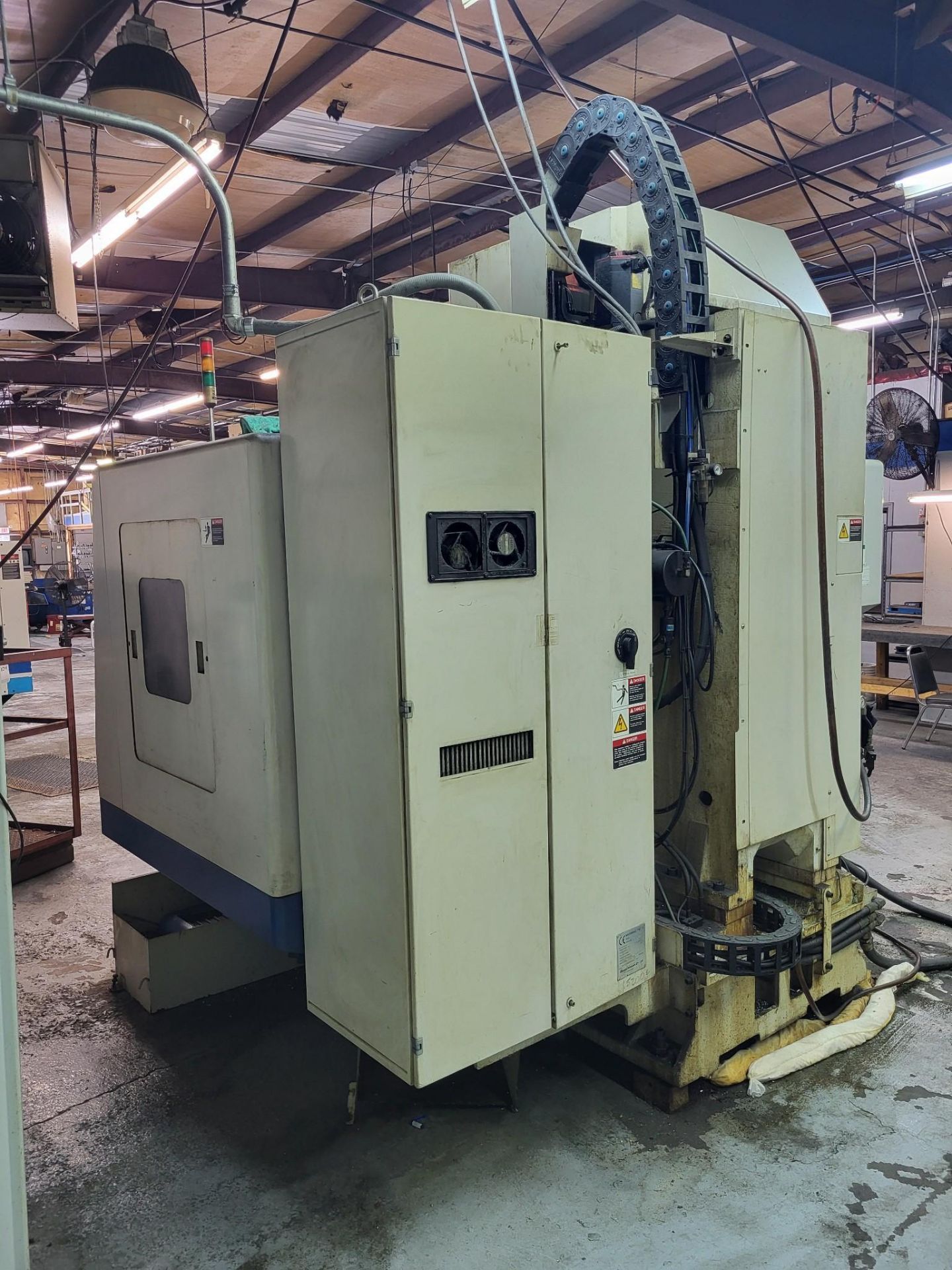 DAEWOO DMV 4020 VERTICAL MACHINING CENTER W/ FANUC 21I-MB CONTROL - Image 7 of 11