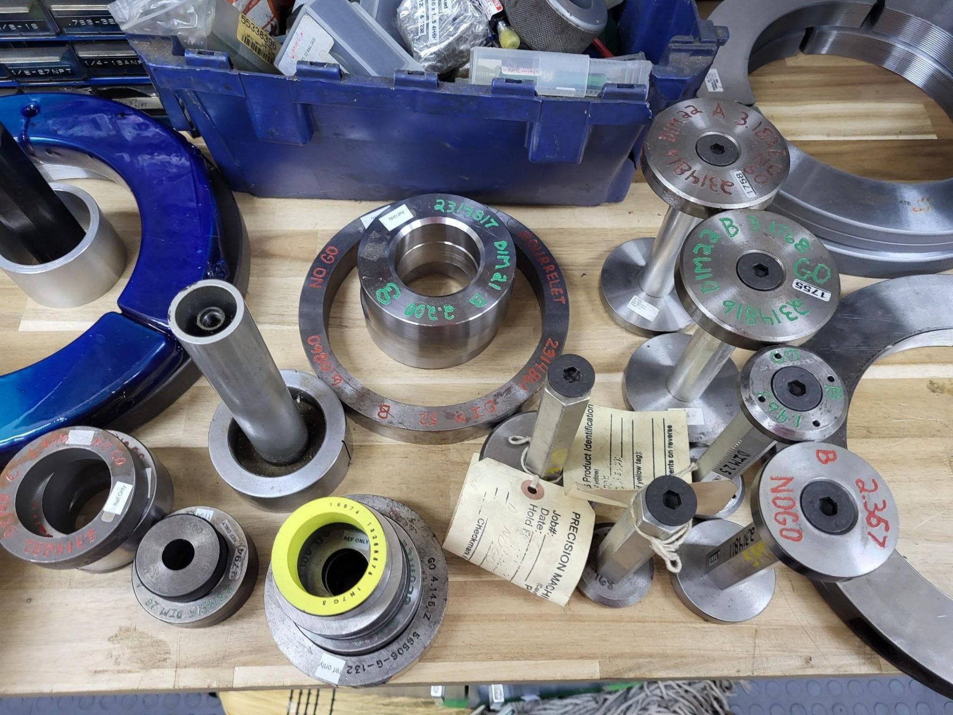LARGE LOT OF THREAD AND RING AND PLUG GAGES, WITH TOOLBOX - Image 4 of 14