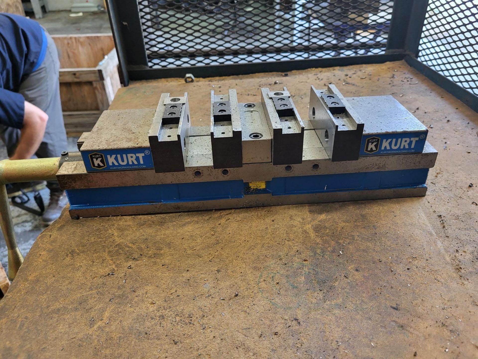 KURT HDL4 4" DOUBLE STATION VISE - Image 2 of 6