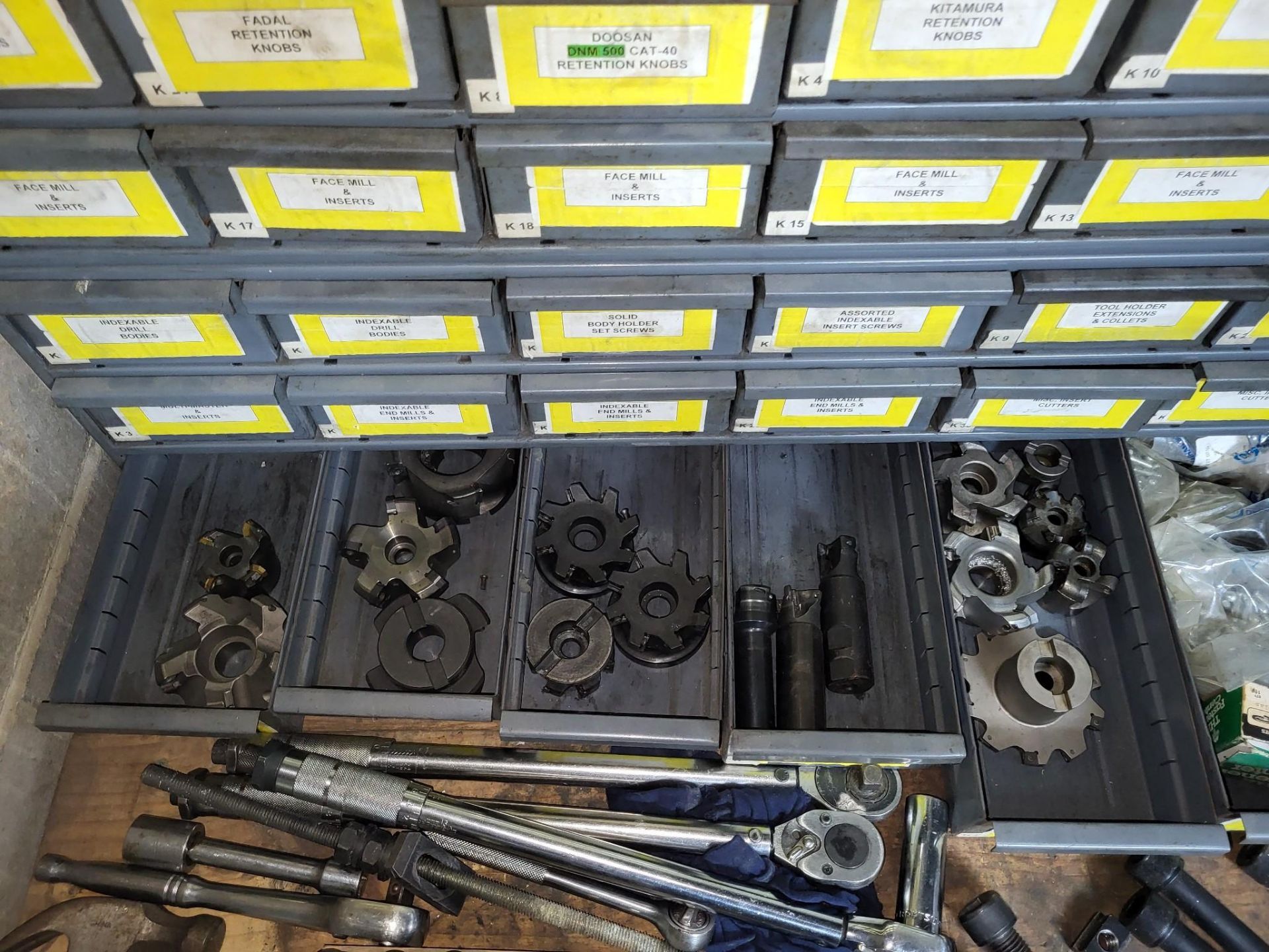 LARGE LOT OF MILLING TOOLS, TAPS, CARBIDE INSERTS, SETUP HARDWARE AND HAND TOOLS - Image 15 of 24