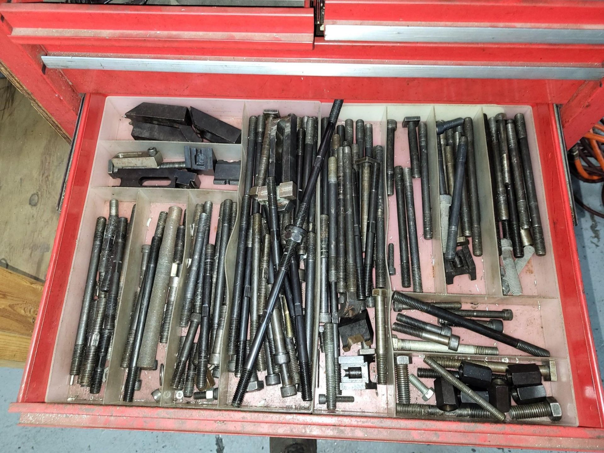 LARGE LOT OF MILLING TOOLS, TAPS, CARBIDE INSERTS, SETUP HARDWARE AND HAND TOOLS - Image 6 of 24