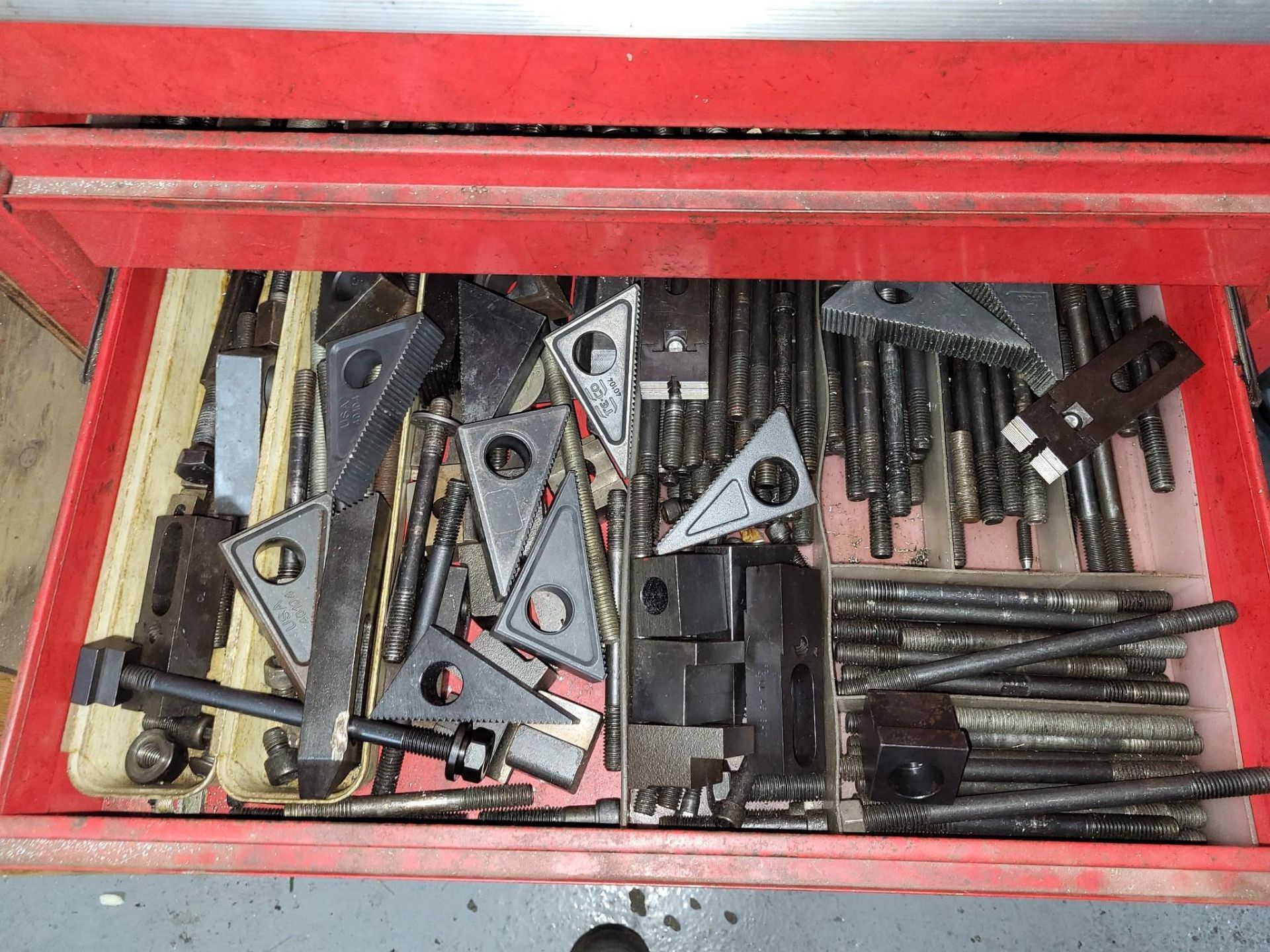 LARGE LOT OF MILLING TOOLS, TAPS, CARBIDE INSERTS, SETUP HARDWARE AND HAND TOOLS - Image 7 of 24
