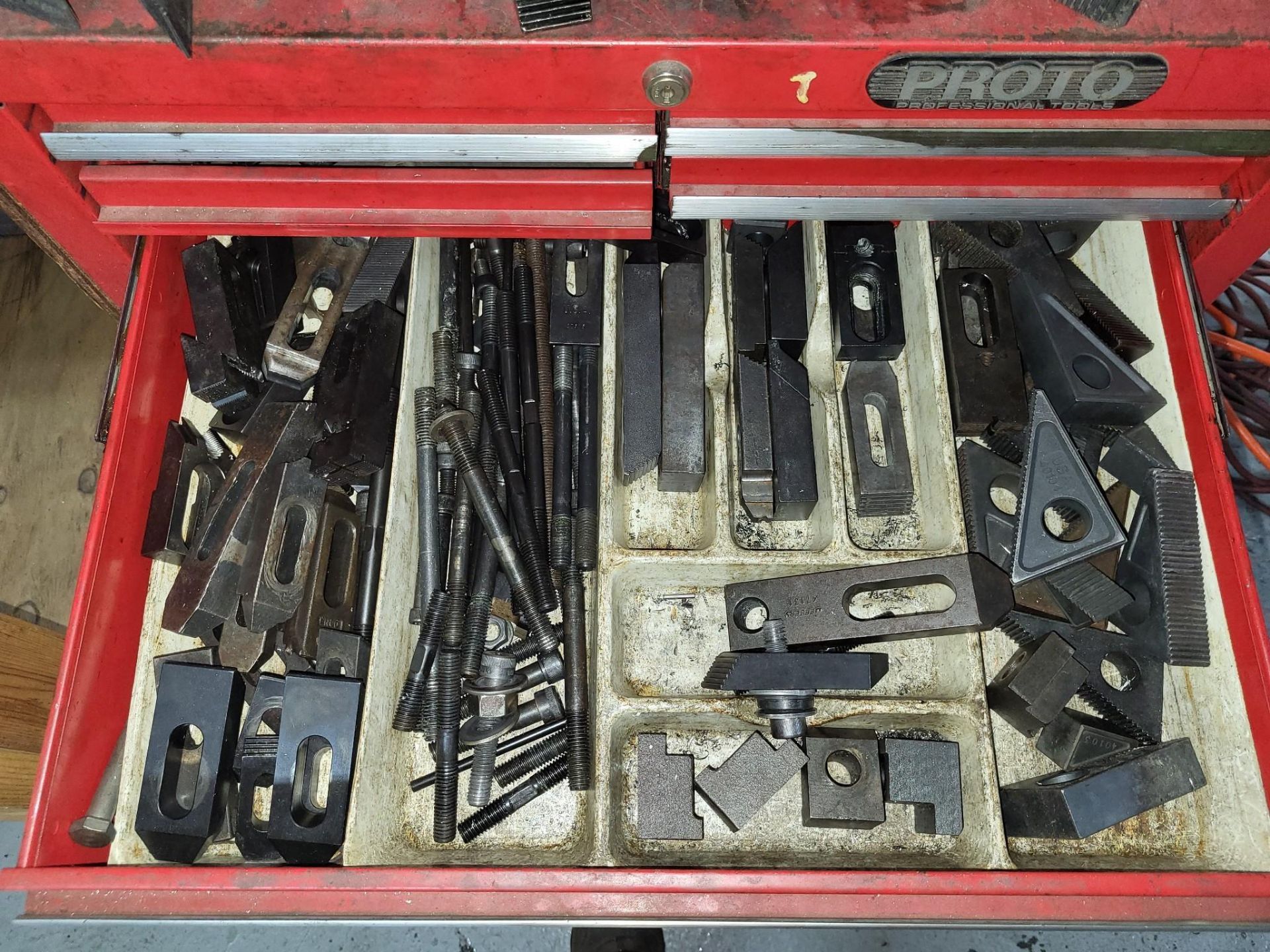 LARGE LOT OF MILLING TOOLS, TAPS, CARBIDE INSERTS, SETUP HARDWARE AND HAND TOOLS - Image 5 of 24