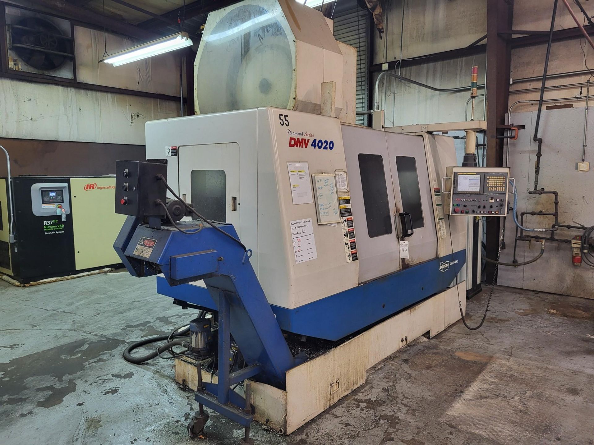 DAEWOO DMV 4020 VERTICAL MACHINING CENTER W/ FANUC 21I-MB CONTROL - Image 2 of 11