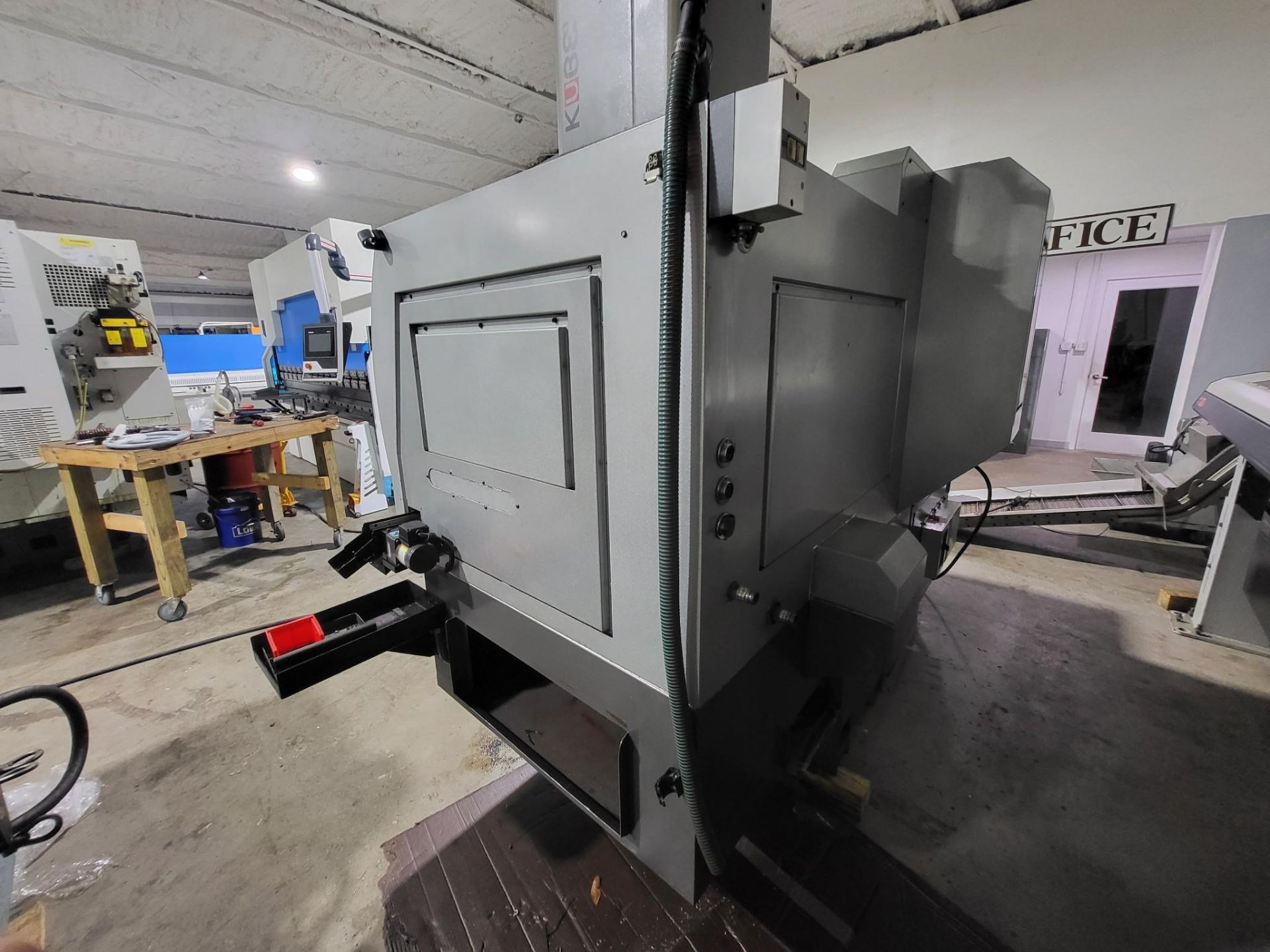 PO LY GIM DIAMOND 20CSB II CNC LATHE W/ MITSUBISHI M70 CONTROL, 2011 - Image 4 of 29