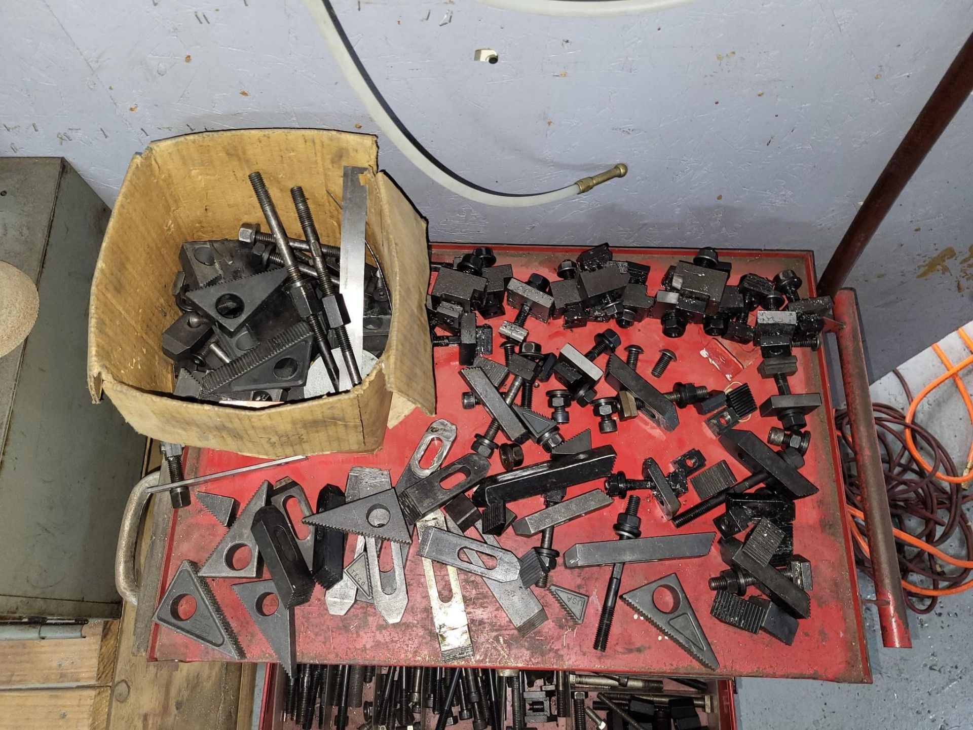 LARGE LOT OF MILLING TOOLS, TAPS, CARBIDE INSERTS, SETUP HARDWARE AND HAND TOOLS - Image 2 of 24