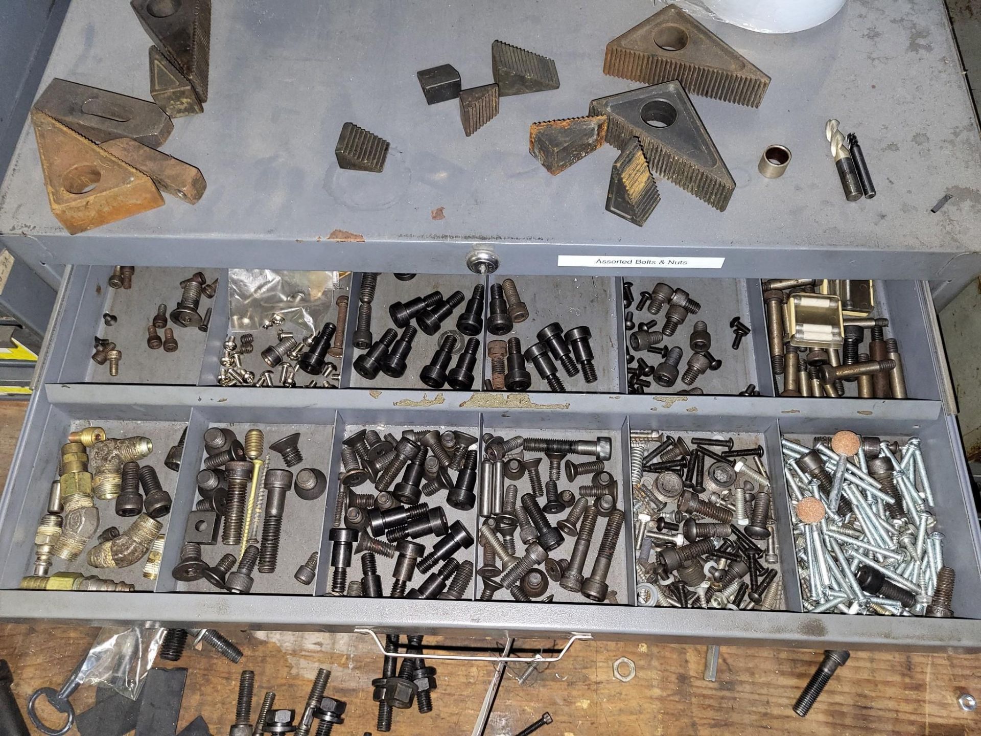 LARGE LOT OF MILLING TOOLS, TAPS, CARBIDE INSERTS, SETUP HARDWARE AND HAND TOOLS - Image 17 of 24