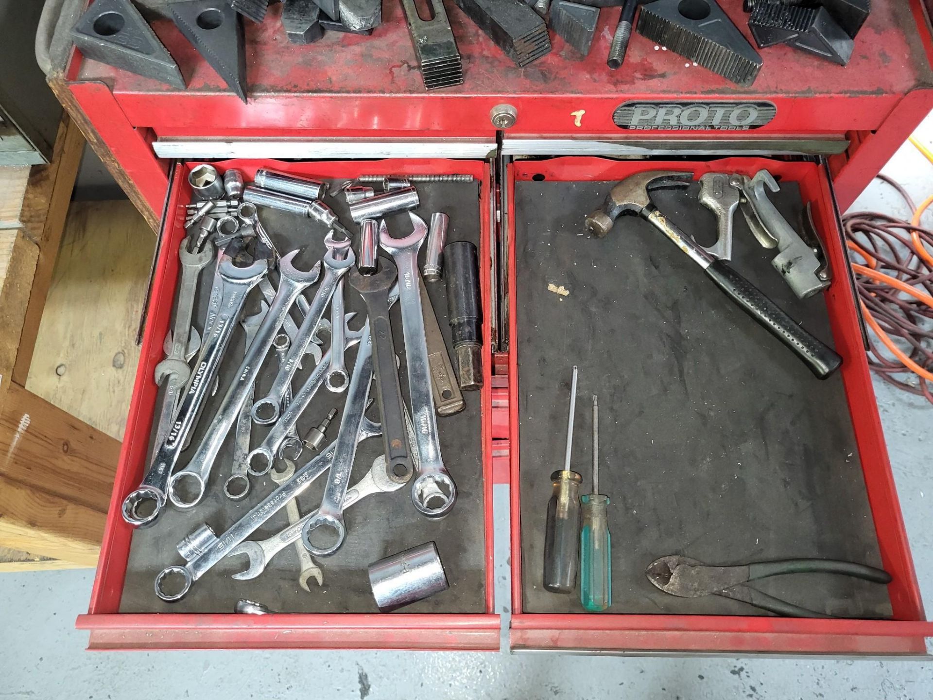 LARGE LOT OF MILLING TOOLS, TAPS, CARBIDE INSERTS, SETUP HARDWARE AND HAND TOOLS - Image 4 of 24