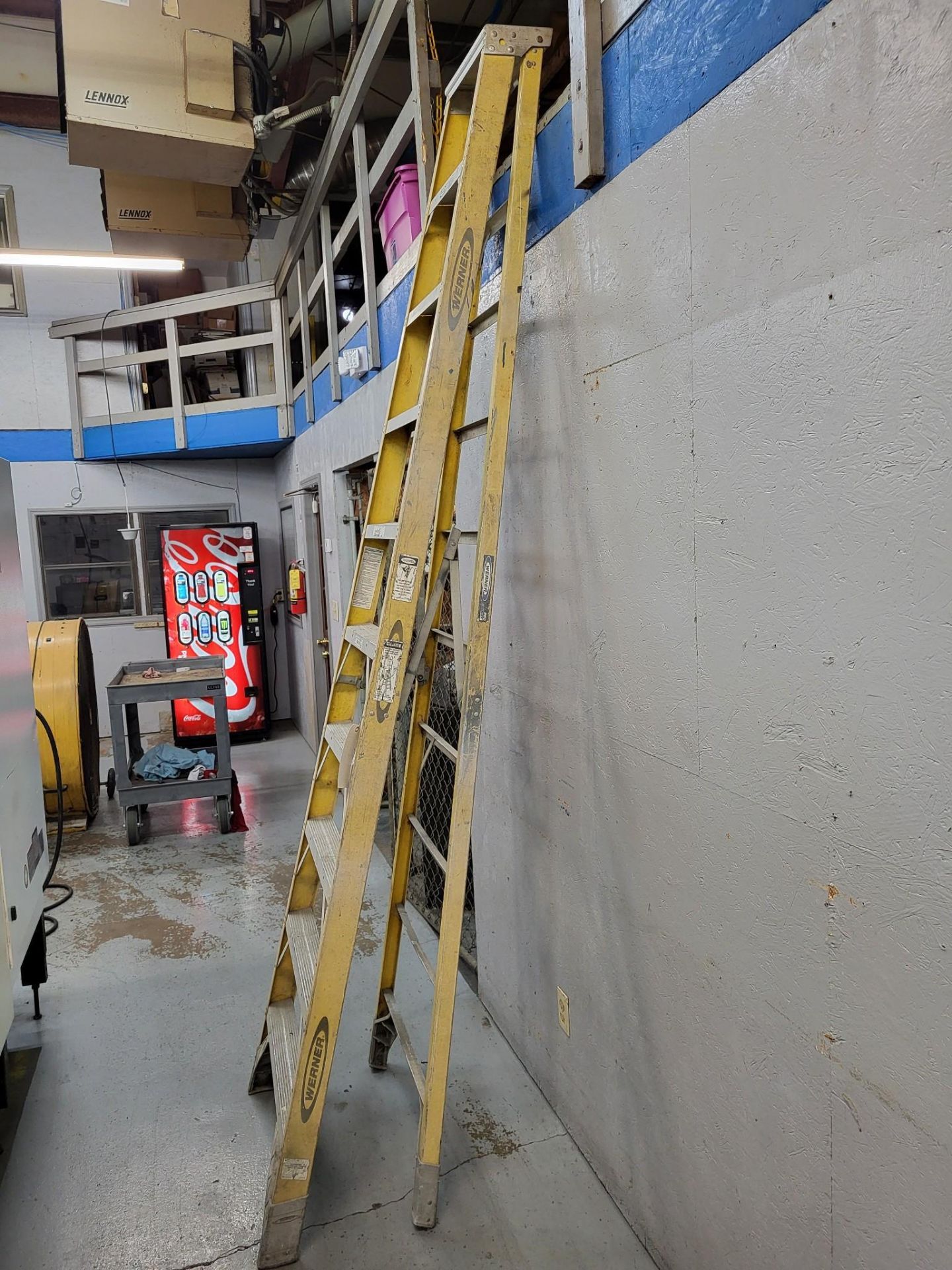 WERNER 10 FT 300 LBS CAPACITY HEAVY DUTY LADDER - Image 2 of 3