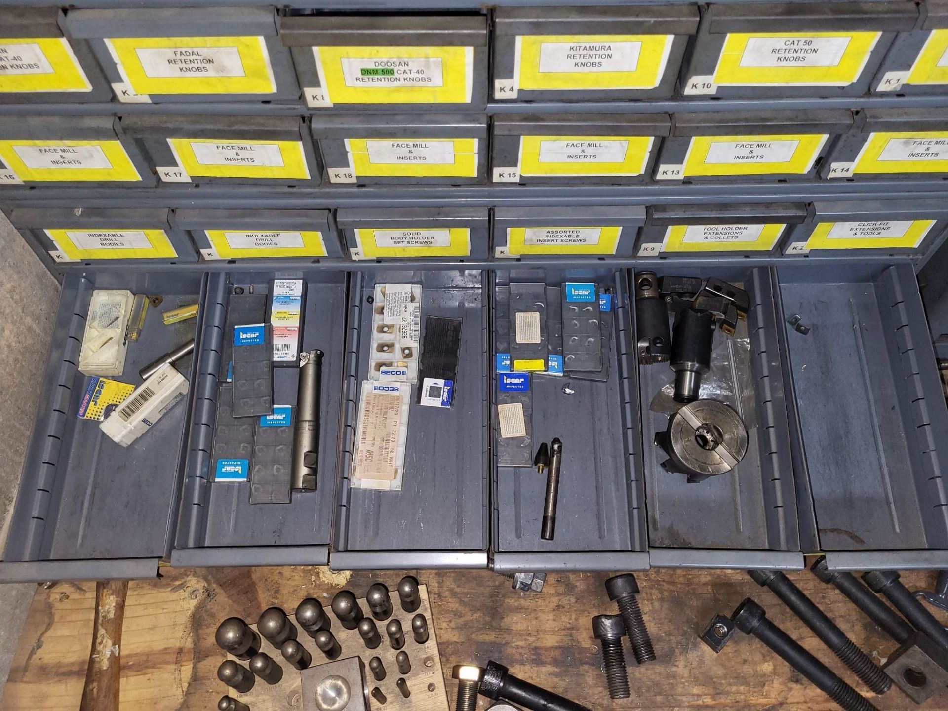 LARGE LOT OF MILLING TOOLS, TAPS, CARBIDE INSERTS, SETUP HARDWARE AND HAND TOOLS - Image 14 of 24