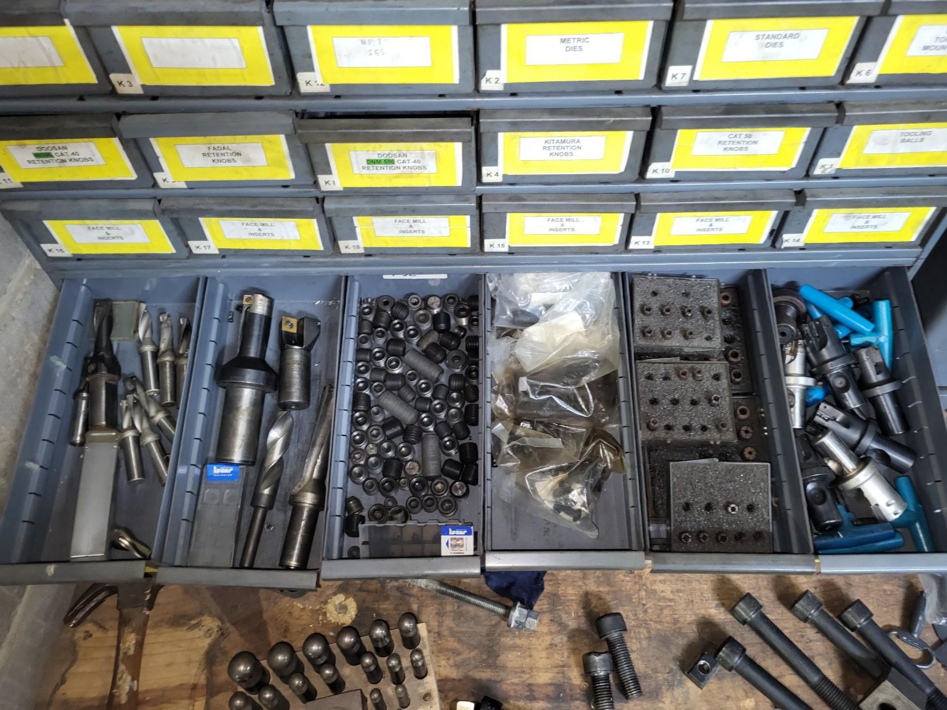 LARGE LOT OF MILLING TOOLS, TAPS, CARBIDE INSERTS, SETUP HARDWARE AND HAND TOOLS - Image 13 of 24