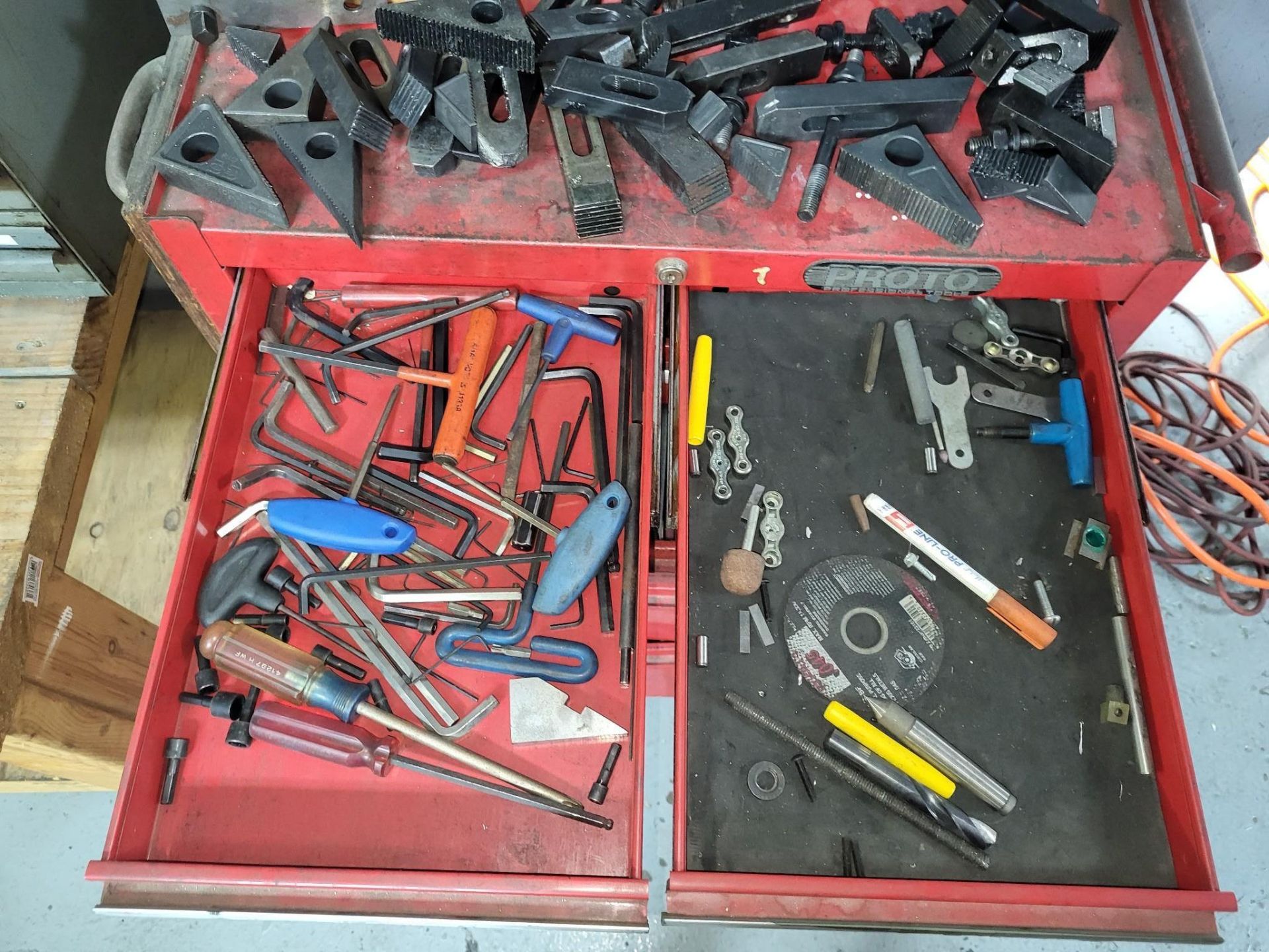 LARGE LOT OF MILLING TOOLS, TAPS, CARBIDE INSERTS, SETUP HARDWARE AND HAND TOOLS - Image 3 of 24