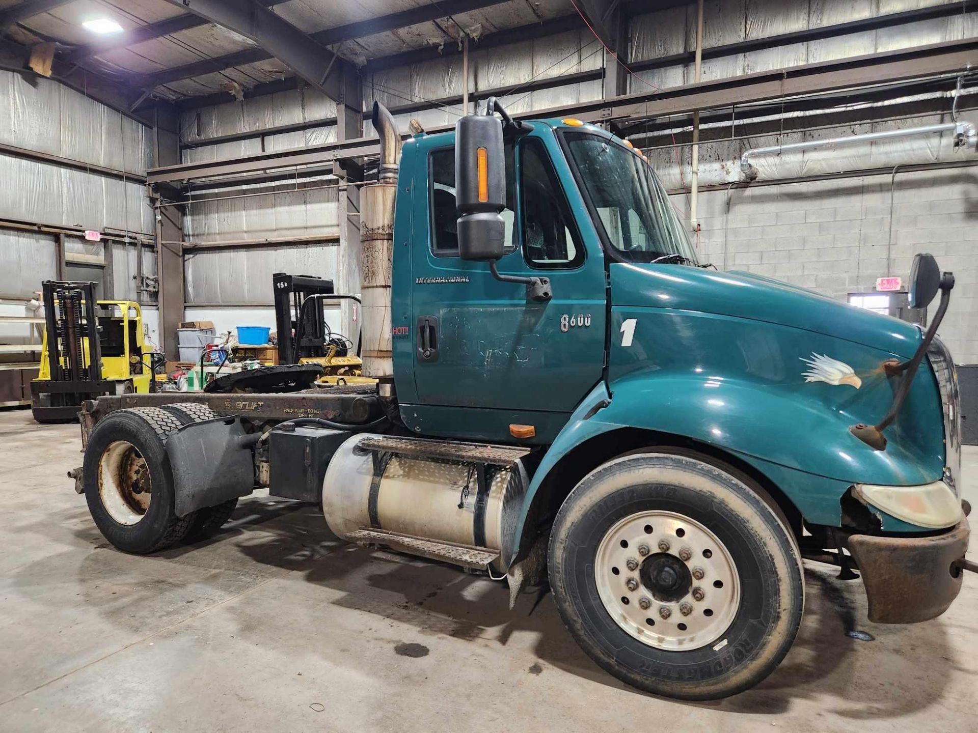 INTERNATIONAL 8600 WITH CAT 13 ENGINE AND FORK ATTACHMENT - Image 3 of 9