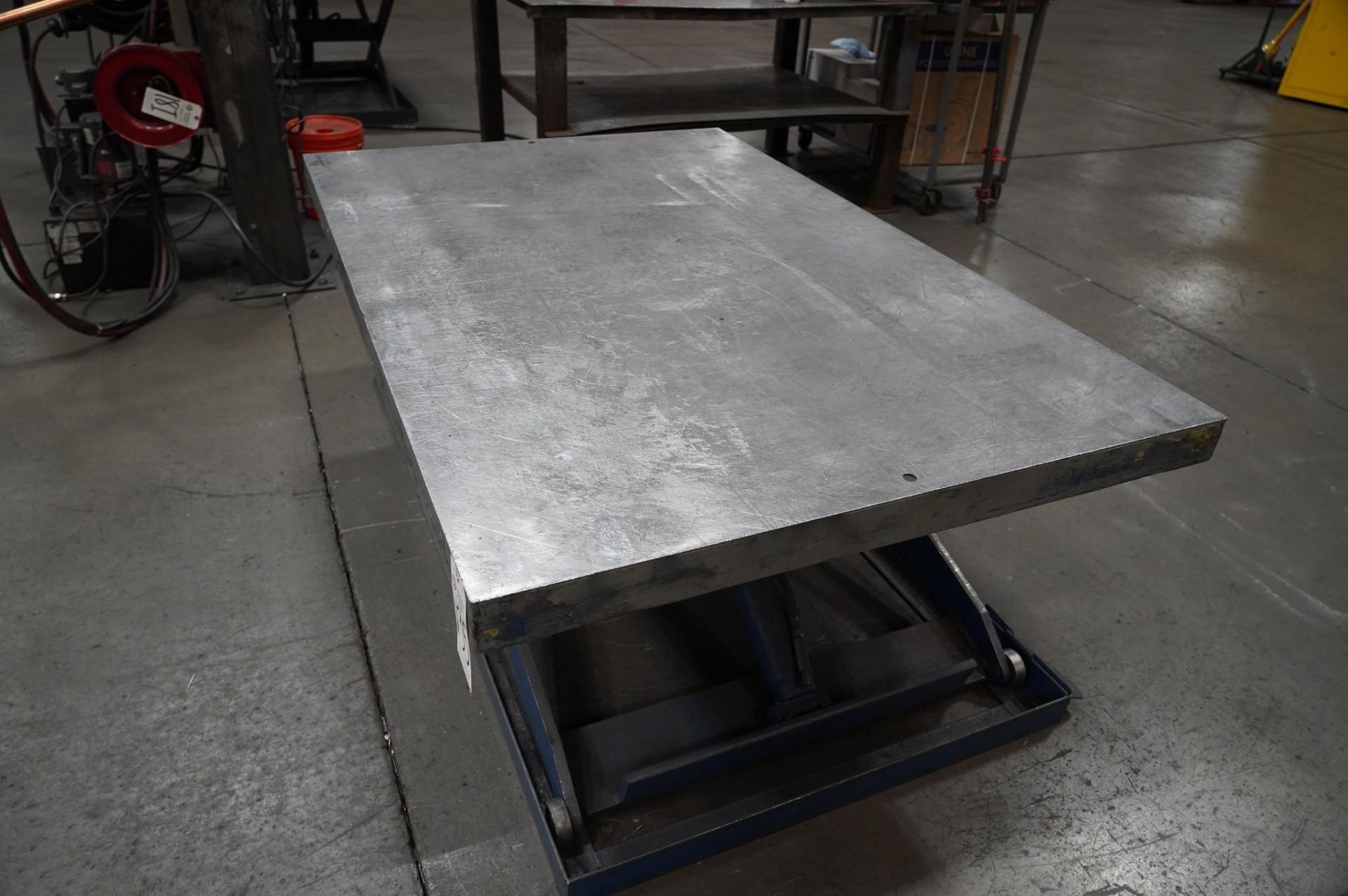 BLUE GIANT HYDRAULIC LIFT TABLE - Image 2 of 8