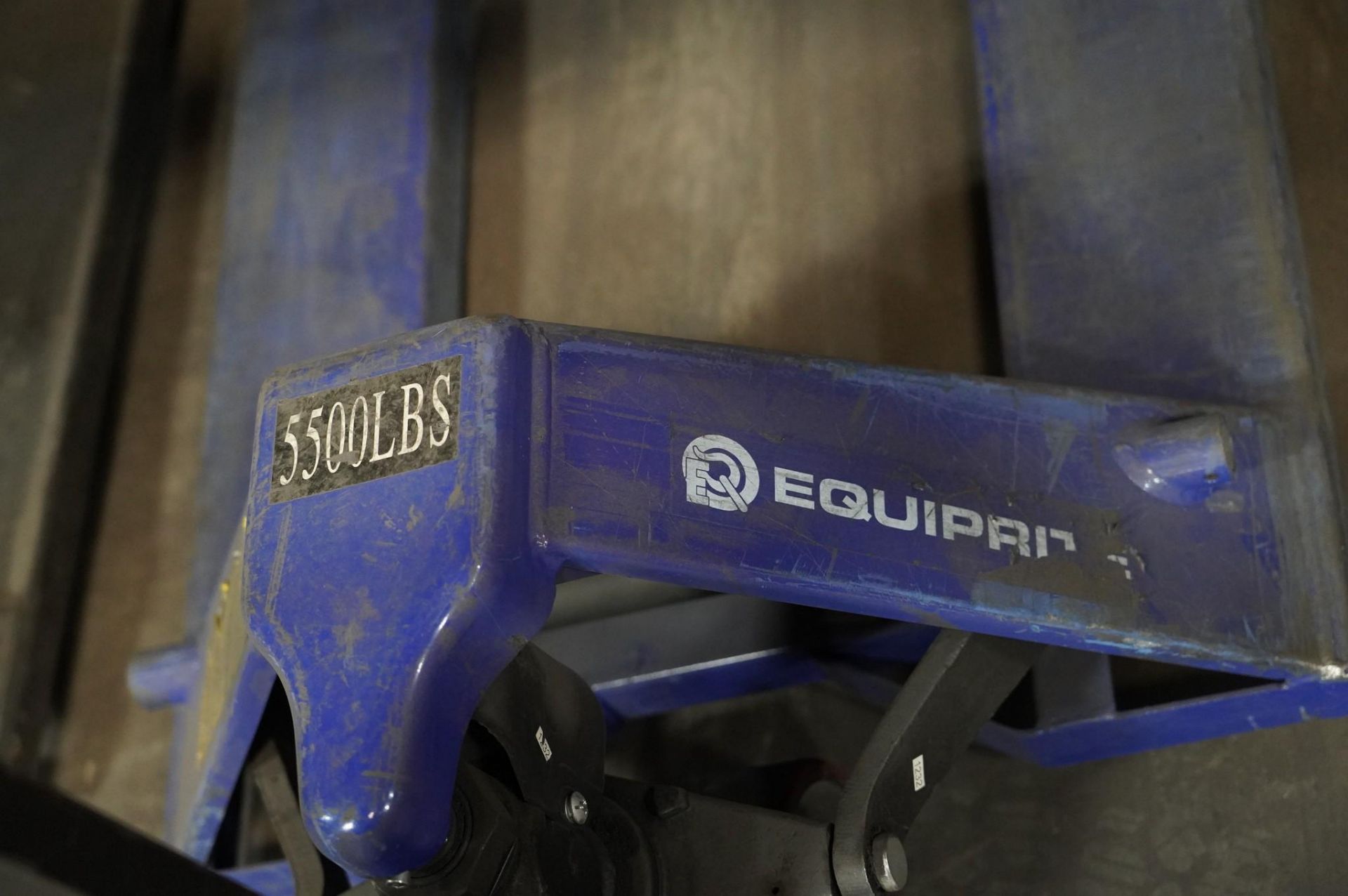 EQUIPRITE 5,500 LBS. CAPACITY PALLET JACK - Image 2 of 2