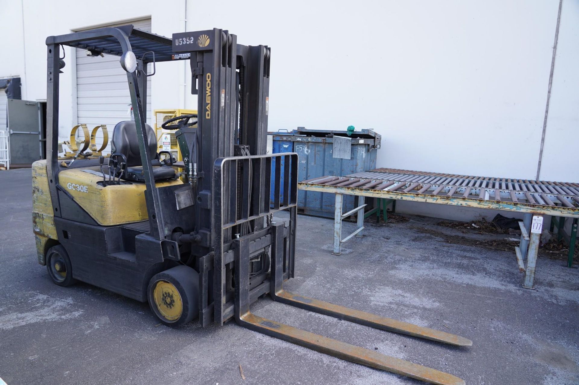 DAEWOO GC30E 5,000 LBS. CAPACITY FORKLIFT - Image 4 of 14