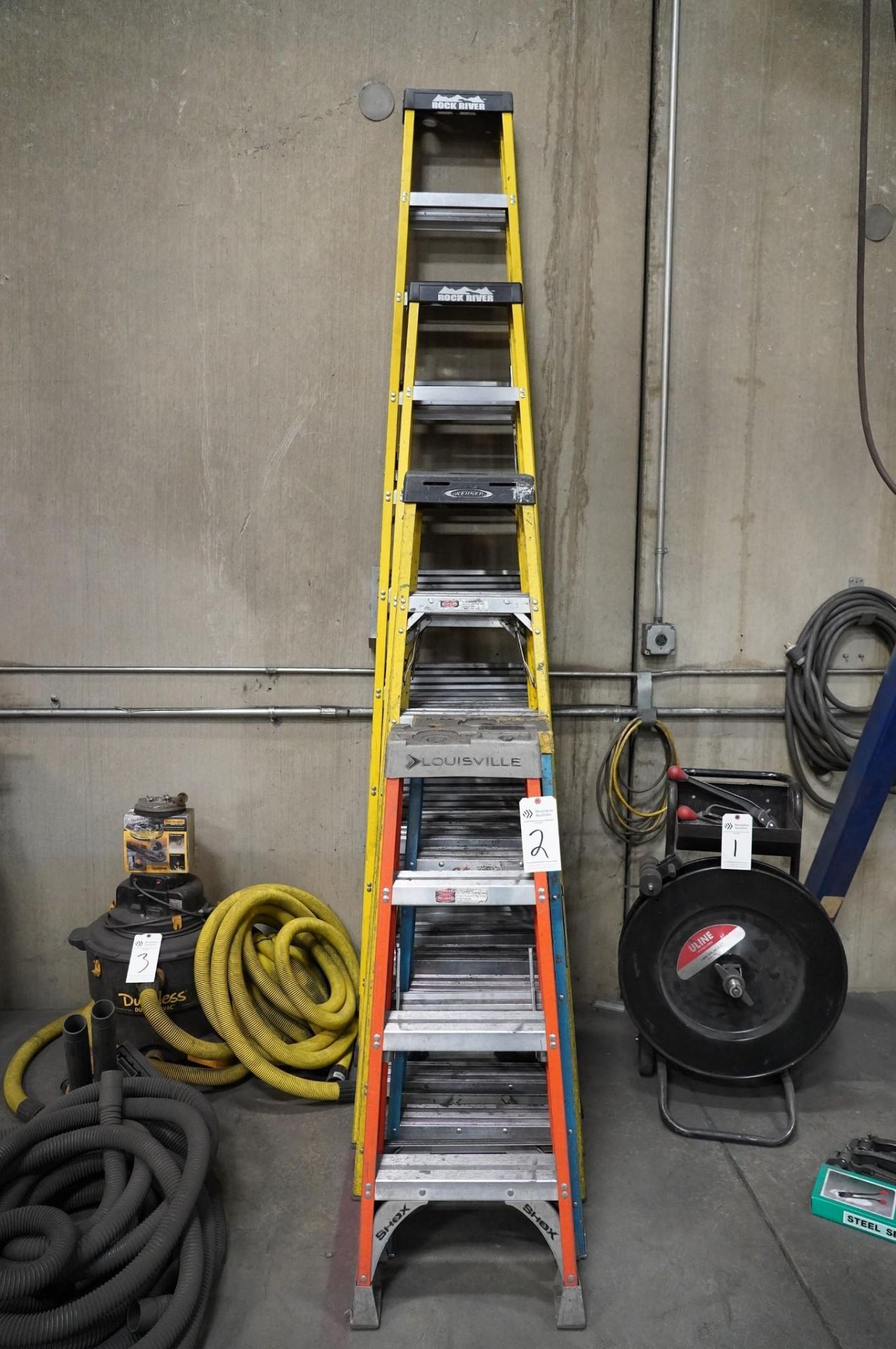 (6) ROCK RIVER, WERNER,LOUISVILLE FIBERGLASS LADDERS