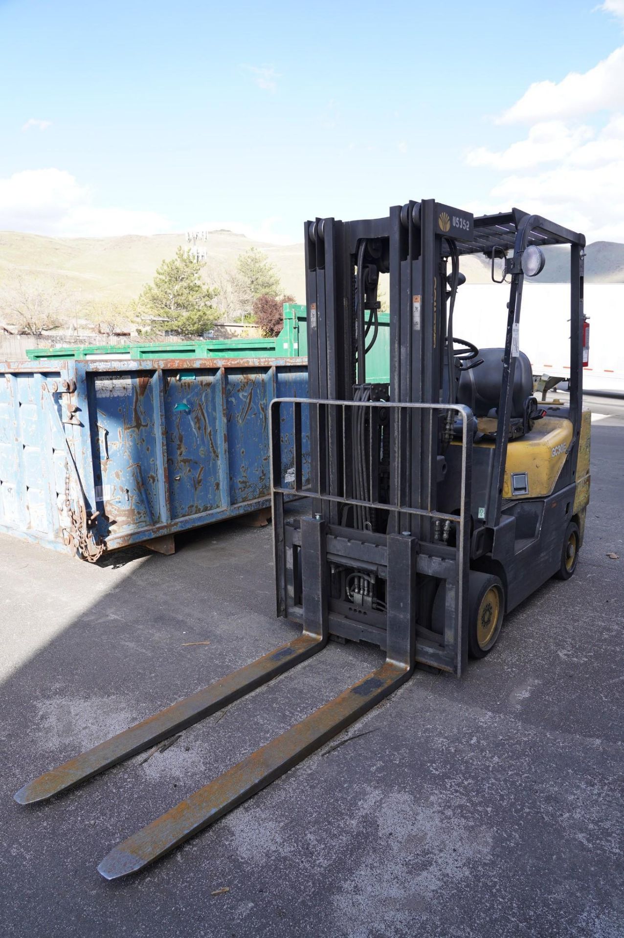 DAEWOO GC30E 5,000 LBS. CAPACITY FORKLIFT - Image 2 of 14