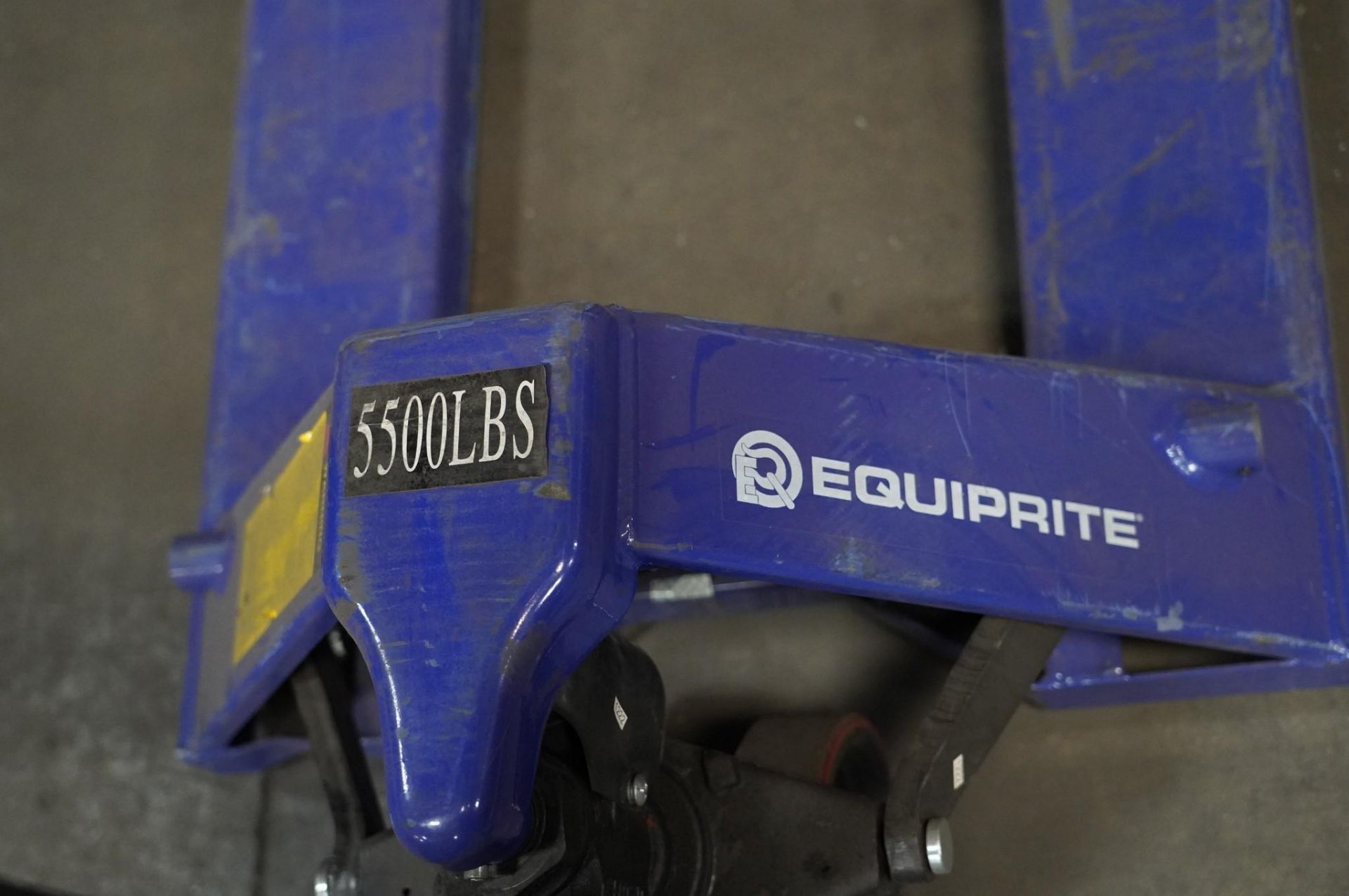 EQUIPRITE 5,500 LBS. CAPACITY PALLET JACK - Image 2 of 2