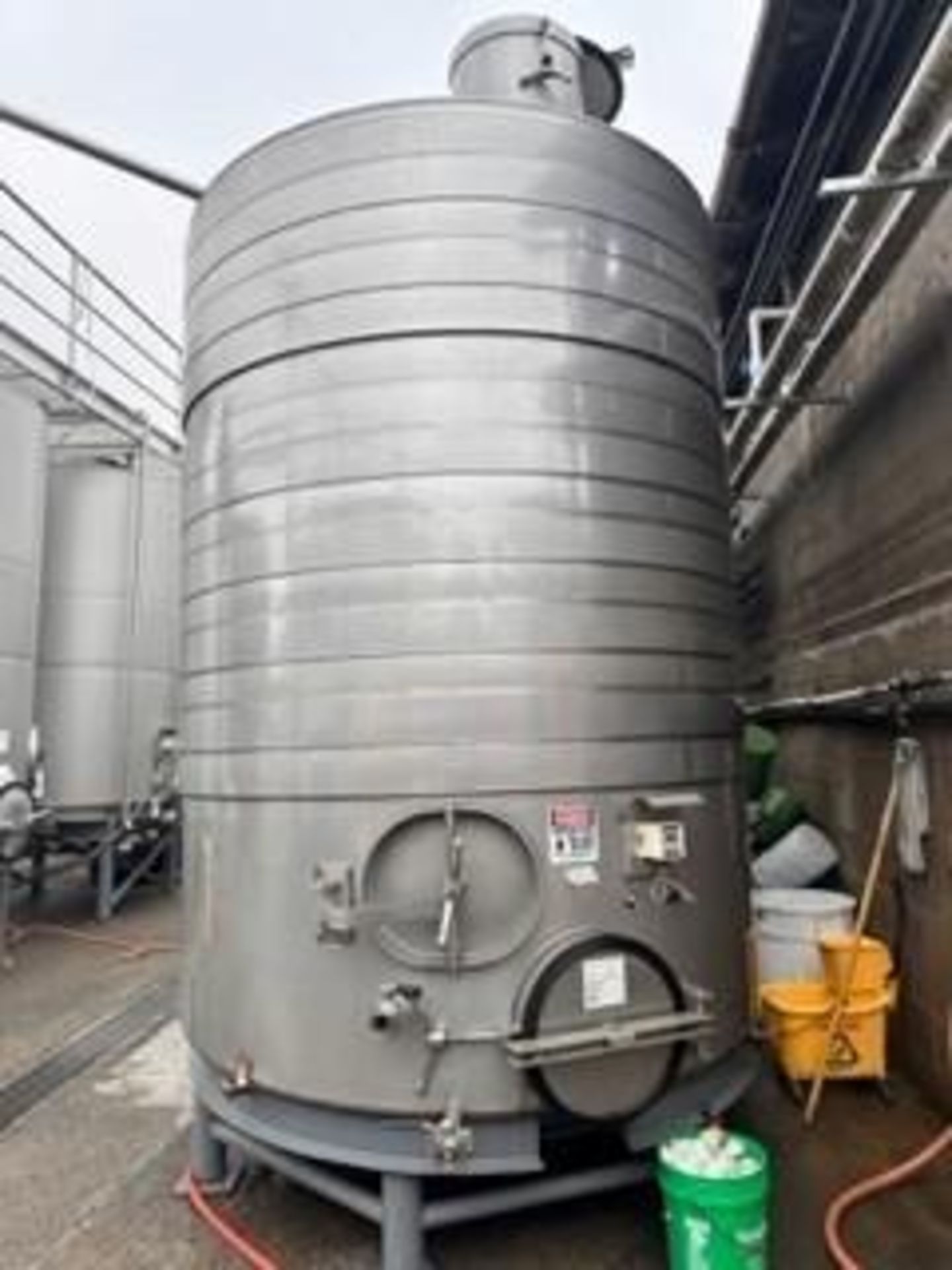 3,092 GALLON STAINLESS TANK.