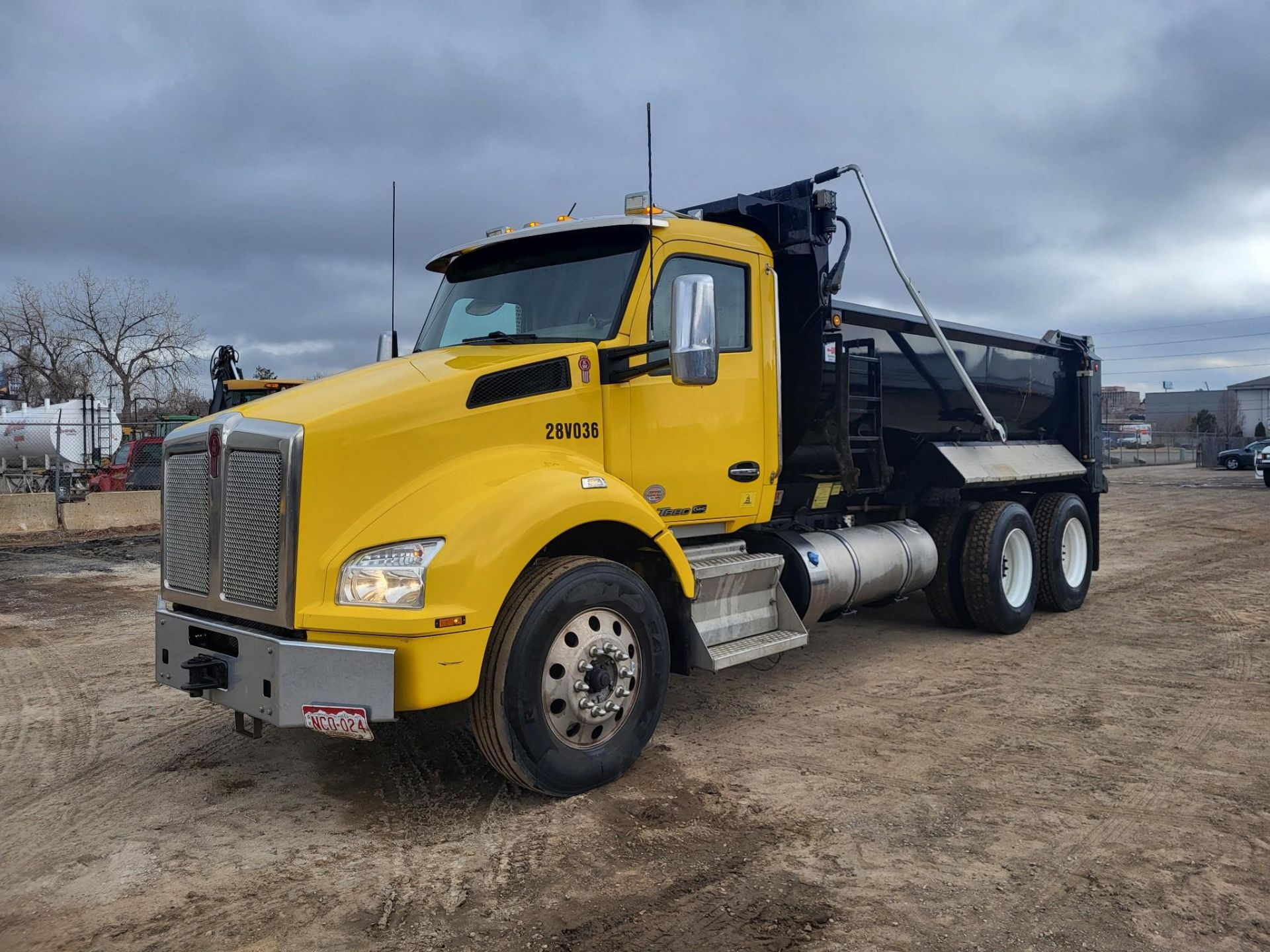 2018 KENWORTH T880 HEAVY DUTY DUMP TRUCK - Image 9 of 28