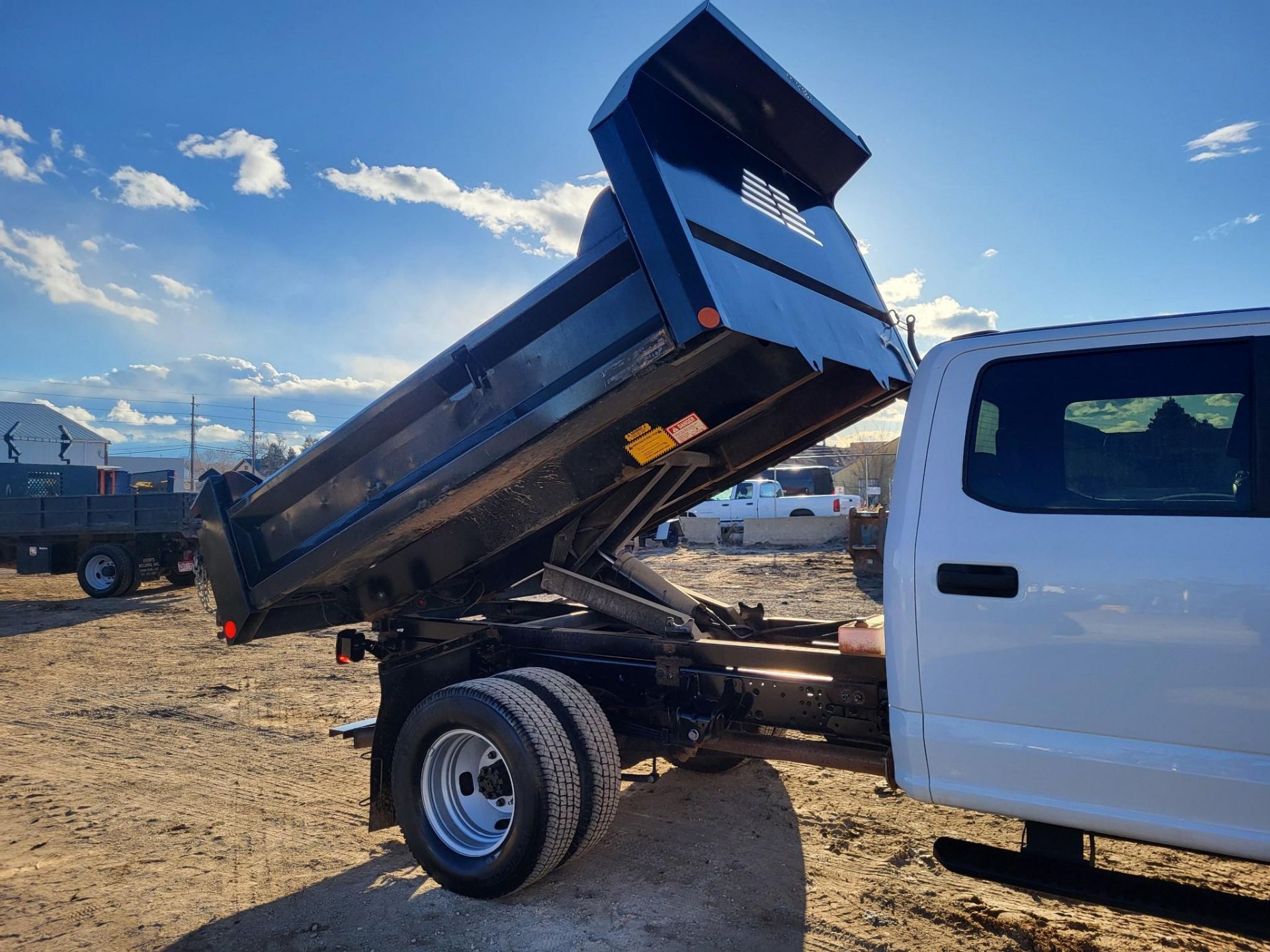 2021 FORD F350 CREW CAB DUALLY DIESEL FLATBED DUMP TRUCK 19,500 MILES! - Image 32 of 37