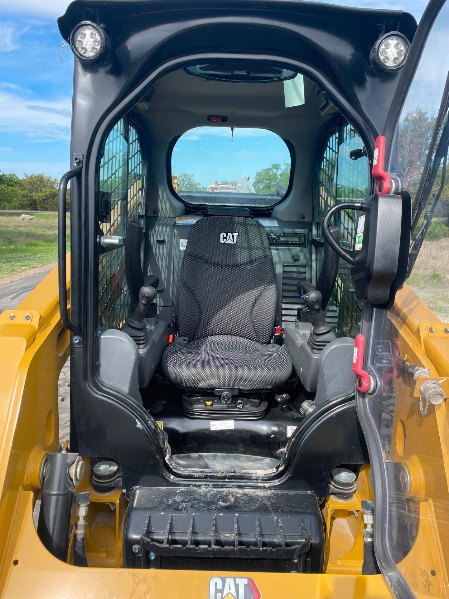 CAT 249D3 SKID STEER, 2023 – 6 HOURS STILL UNDER WARRANTY - Image 4 of 11