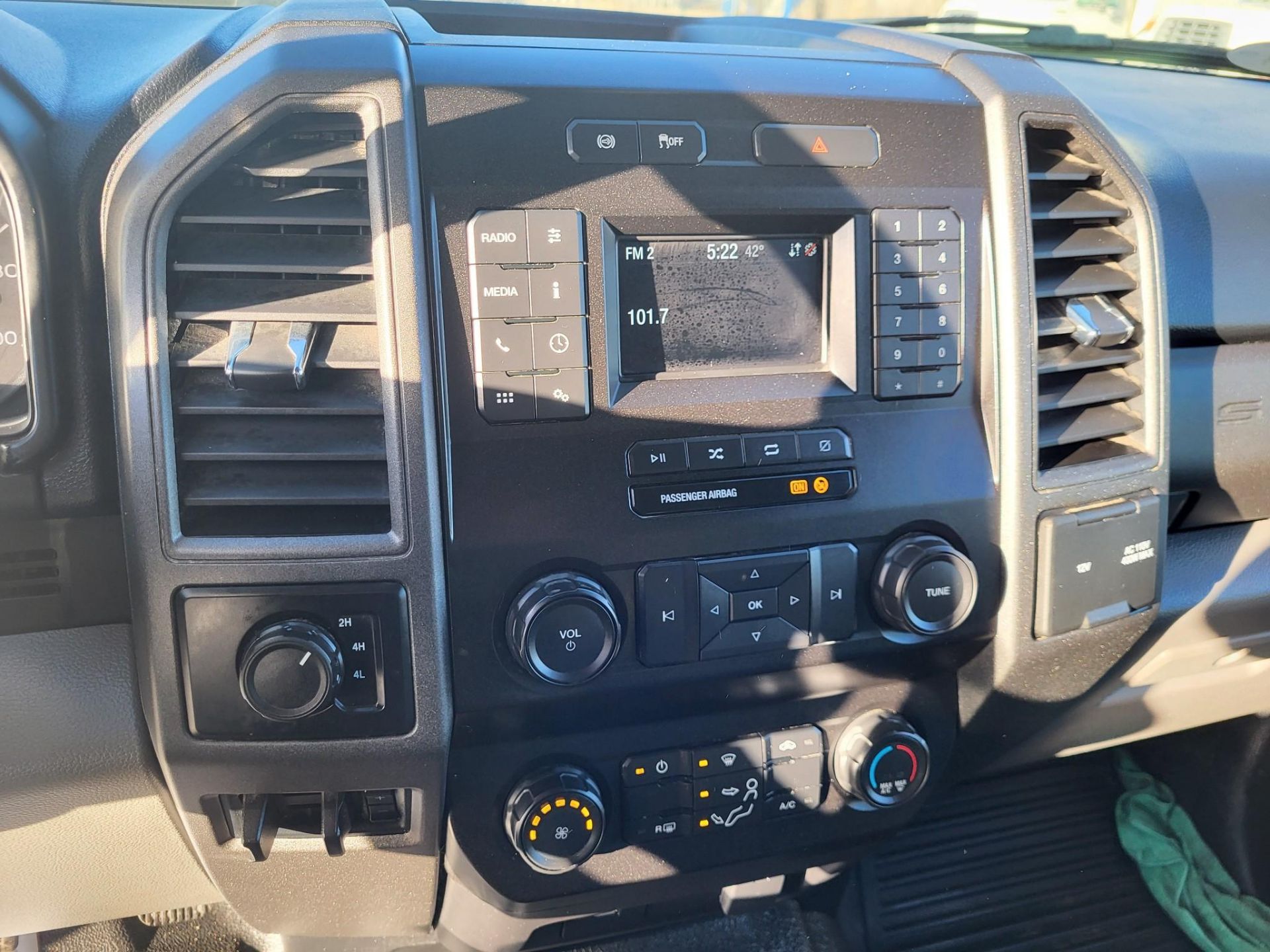 2021 FORD F350 CREW CAB DUALLY DIESEL FLATBED DUMP TRUCK 19,500 MILES! - Image 15 of 37